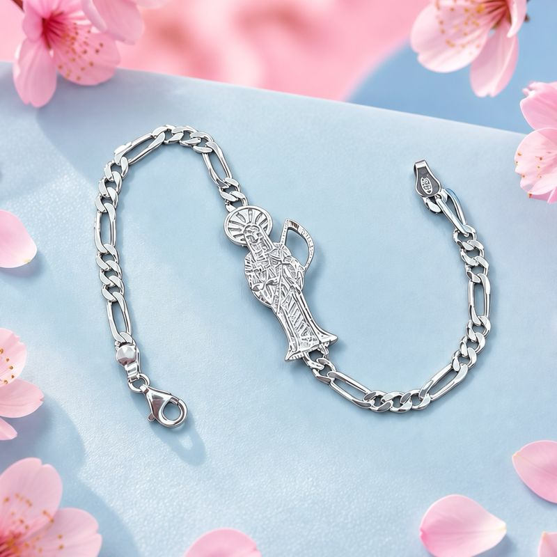 Pulsera Estilo Figaro Santa Muerte mide 6.5 de largo y 4mm de ancho la cadena Plata 925 con Rodio