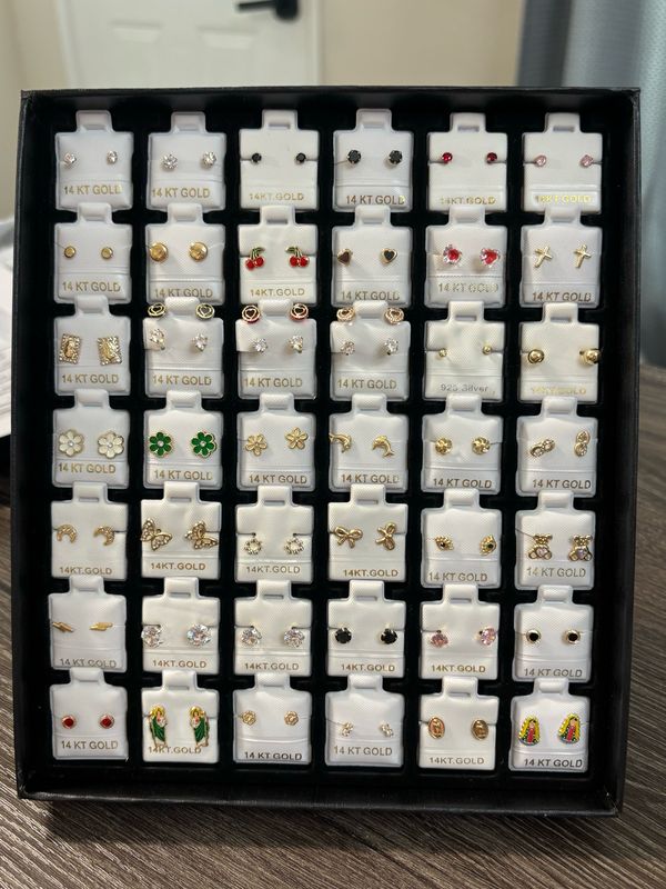 Caja con 42 pares Broquel Oro 14K