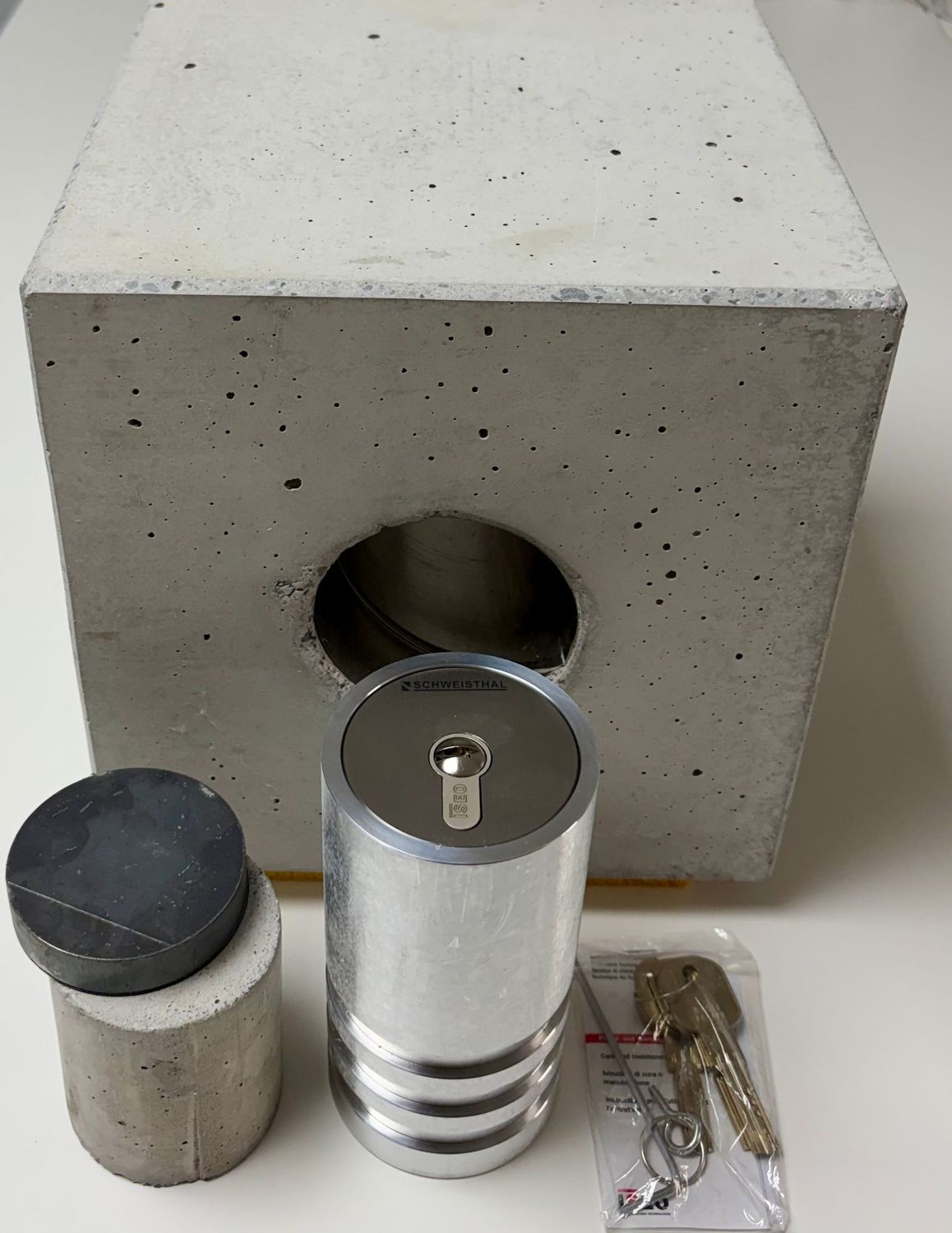 safemo-tube S 075/150 Classic-Ultra, rd. Wandtresor Typ Schweisthal. Inklusive passendem safemo-cube Montageelement aus Beton, Aussparung D80 mm Wickelfalzrohr / Format 8DF-240, LxBxH= 240x240x238 mm safemo-tube S 075/150 Classic-Ultra, rd. Wandtresor Typ Schweisthal. Inklusive passendem safemo-cube Montageelement aus Beton, Aussparung D80 mm Wickelfalzrohr / Format 8DF-240, LxBxH= 240x240x238 mm
