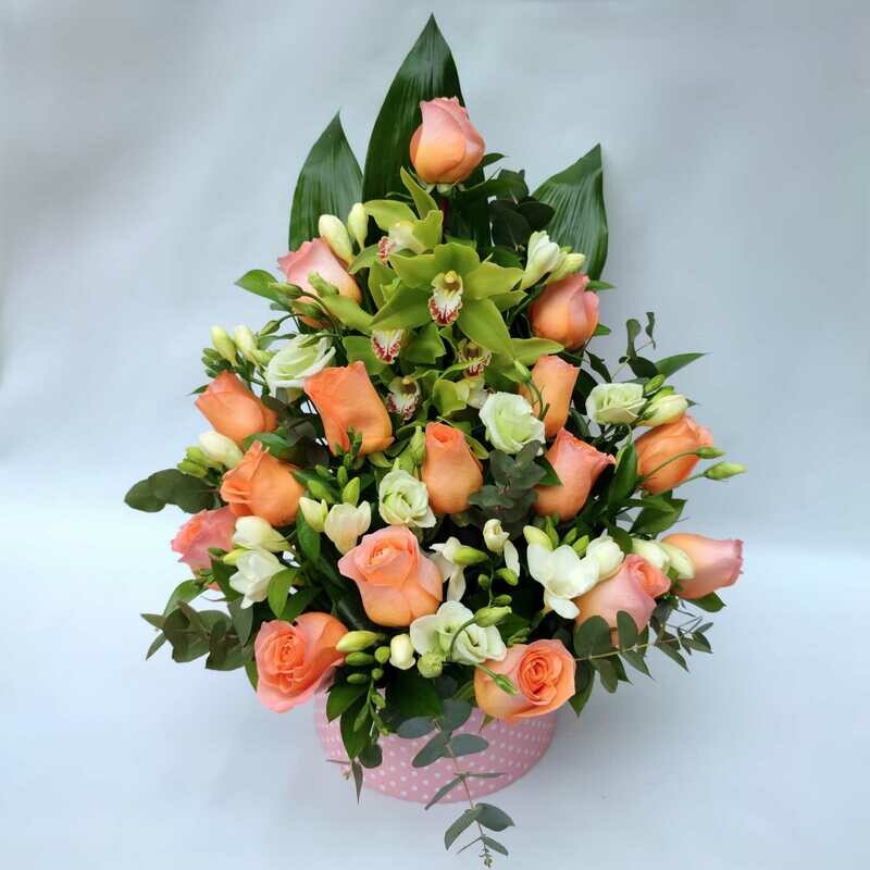 Caja de Flores Rosas Y Orquideas Caja de Flores Rosas Y Orquideas