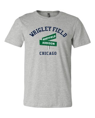 Wrigley Field Chicago Sheffield and Addison Street Sign Men&#39;s T-shirt