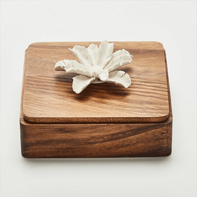 Tuka | Vierkant houten kistje versierd met een porseleinen bloem