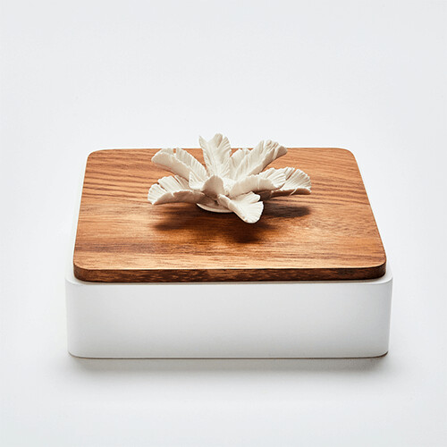 LUXORXL | Decoratieve houten kist versierd met een porseleinen palmbloem