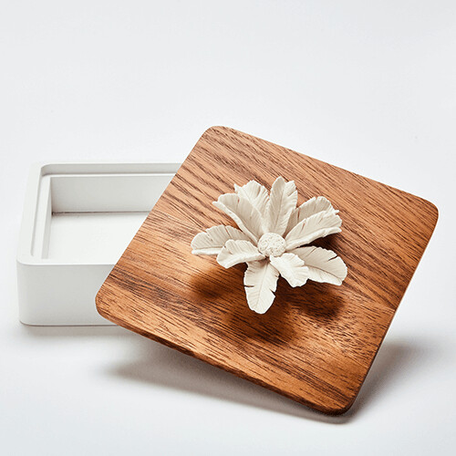 LUXOR | Decoratieve houten kist met porseleinen palmbloem