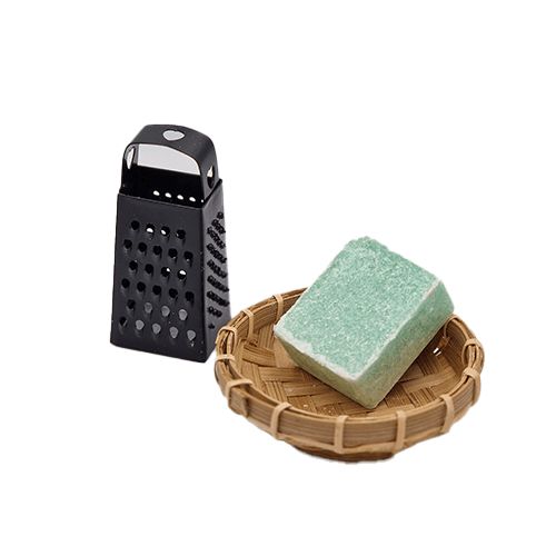 Een luxe cadeauset met een geurblokje van eucalyptus, een handgemaakt schaaltje en een roestvrijstalen raspje.