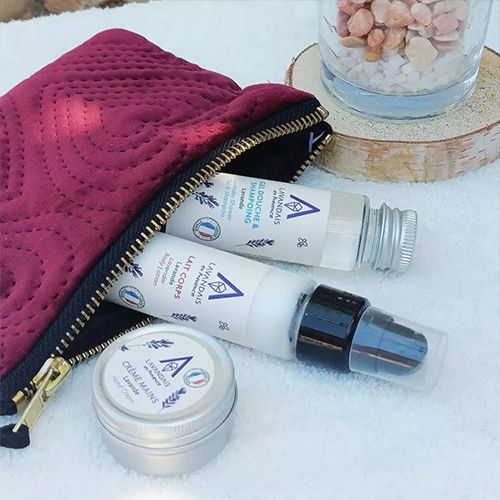 Mini Trio Voyage reisset van Domaine Lavandaïs met lavendel douchegel, bodylotion en handcrème in een luxe wit organza zakje.