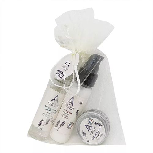 Mini Trio Voyage reisset van Domaine Lavandaïs met lavendel douchegel, bodylotion en handcrème in een luxe wit organza zakje.