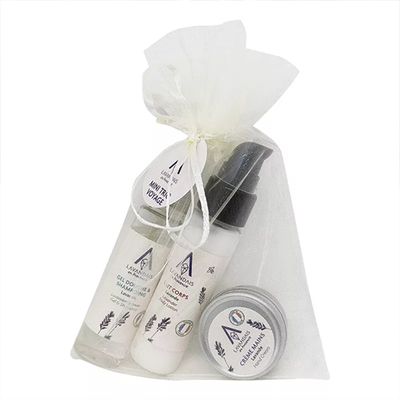 Mini Trio Voyage reisset van Domaine Lavandaïs met lavendel douchegel, bodylotion en handcrème in een luxe wit organza zakje.