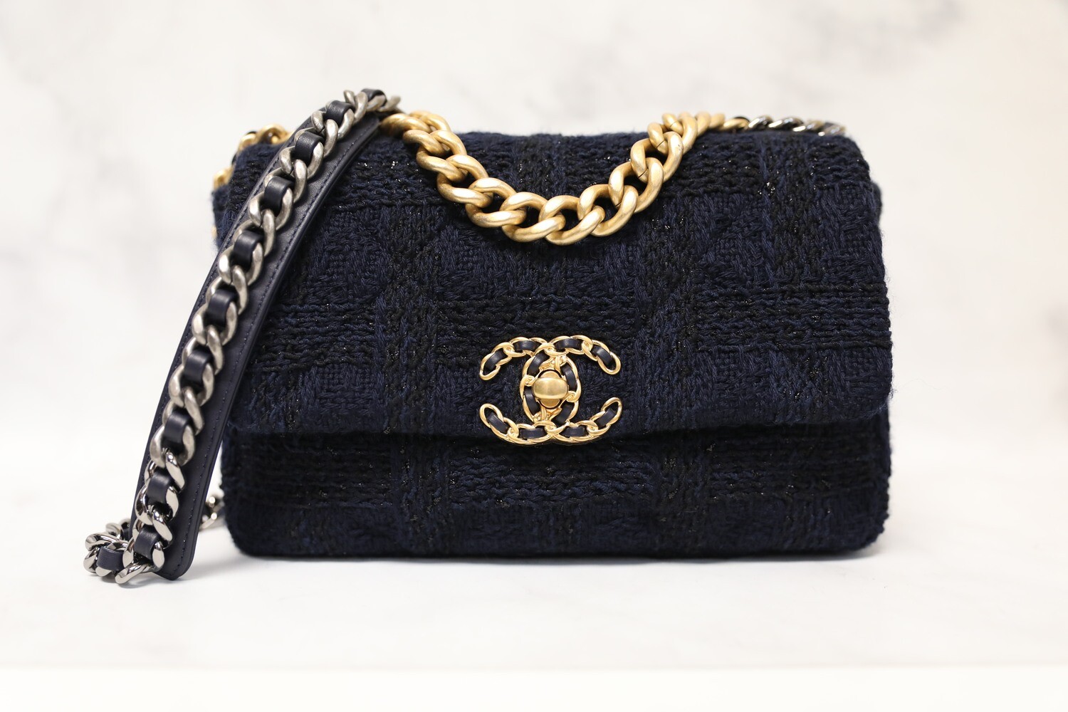 Chanel 19 Classic Navy Tweed, Preowned In Dustbag WA001