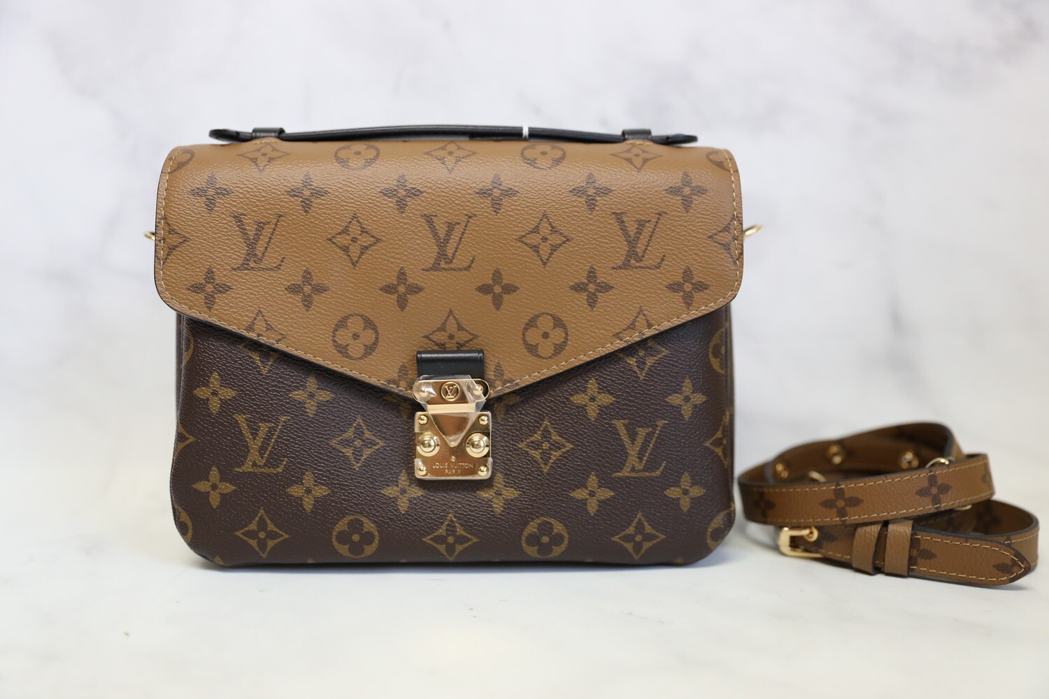 Louis Vuitton Pochette Metis Reverse Monogram Pre owned in dustbag