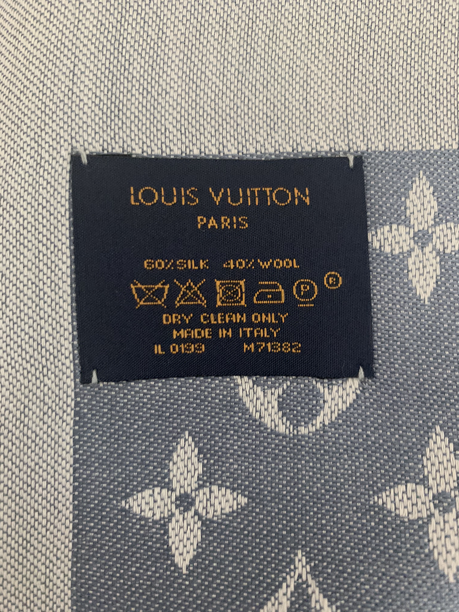 100% Authentic Louis Vuitton LIGHT BLUE DENIM Shawl, Ref M71382
