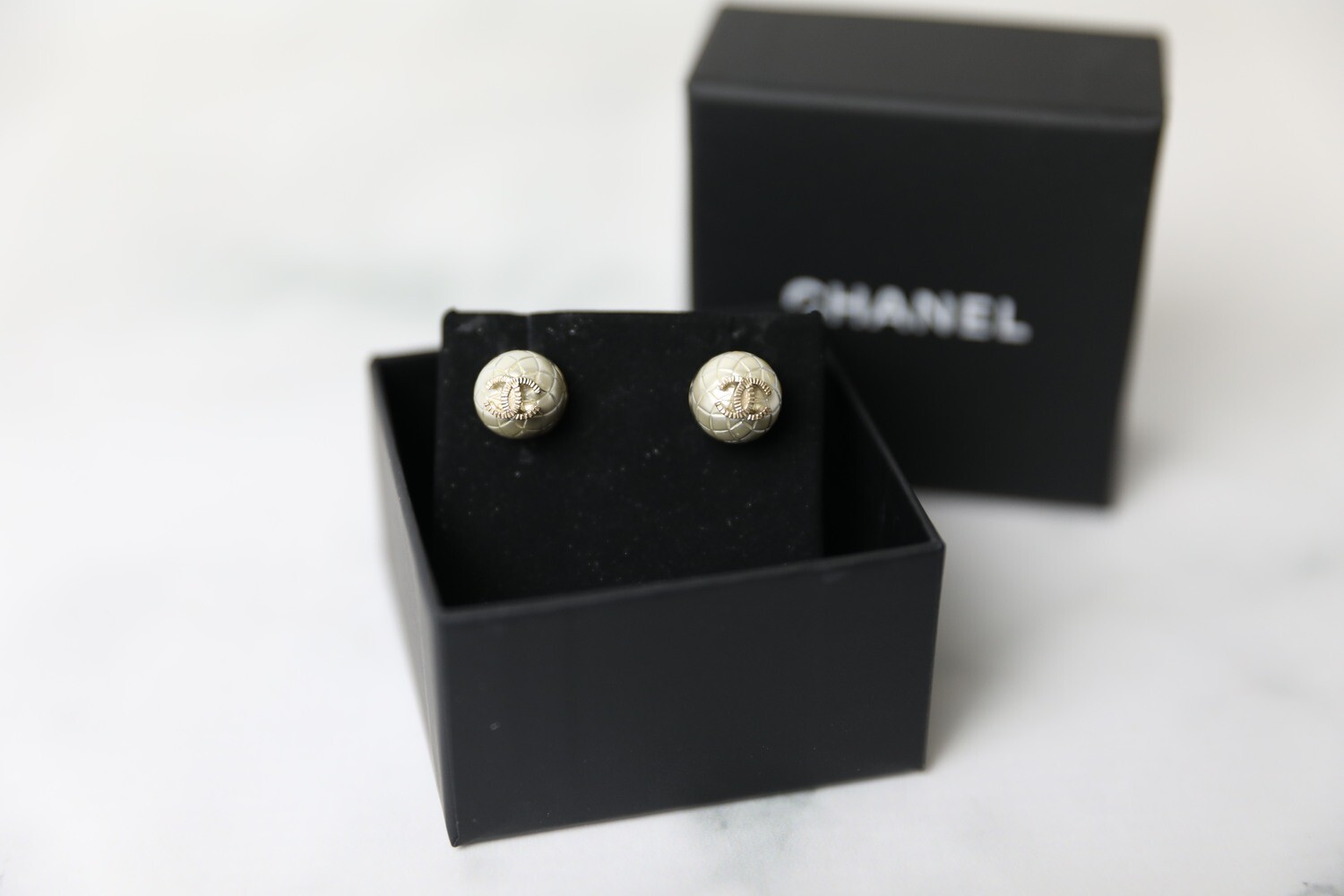 Chanel Earrings Pearl with CC, Preowned in Box WA001