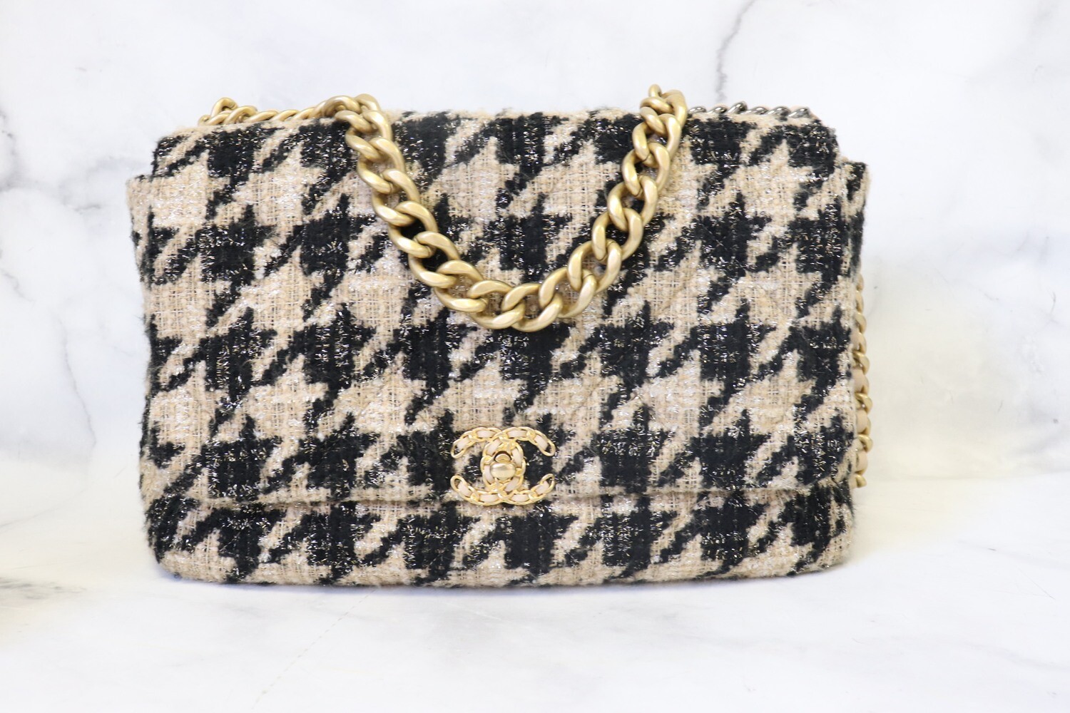 Chanel 19 Maxi Houndstooth 19K, Preowned in Dustbag