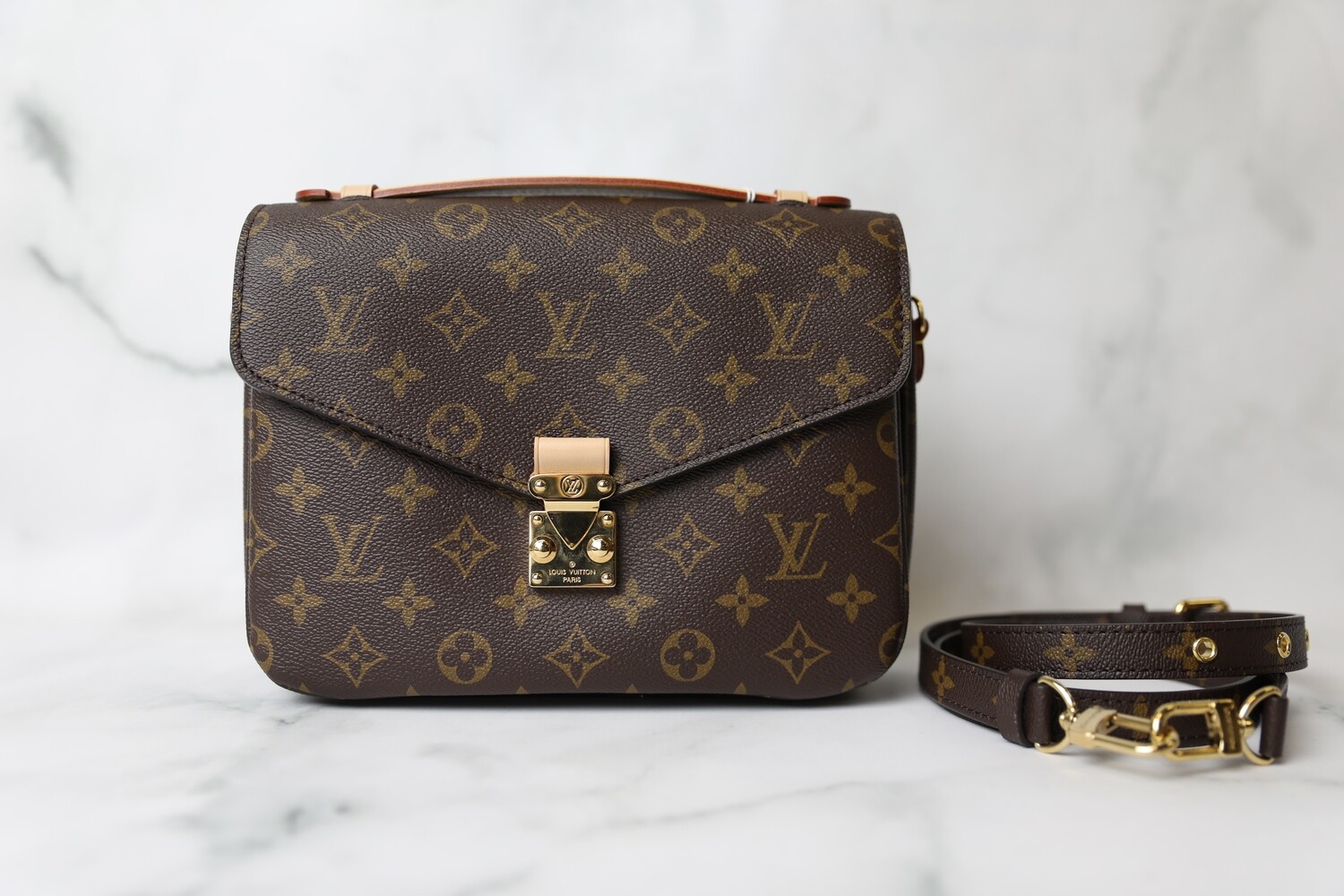 Louis Vuitton Pochette Metis, Monogram, Preowned in Dustbag WA001