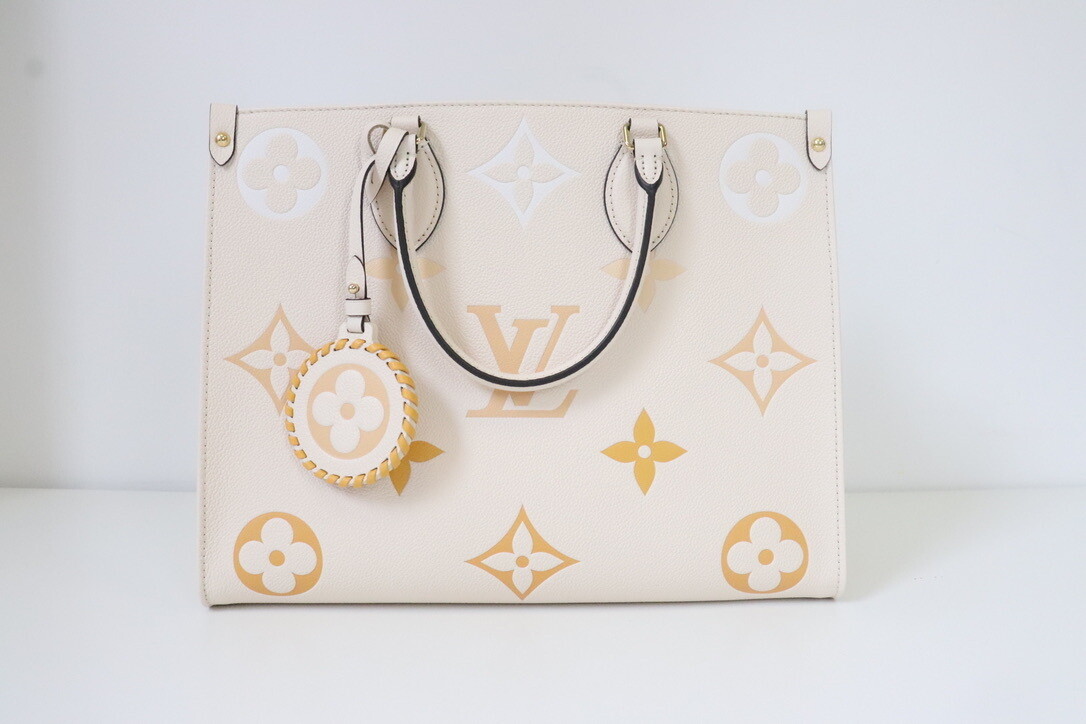 Trying on the Louis Vuitton Pochette Métis East West bag in Cream