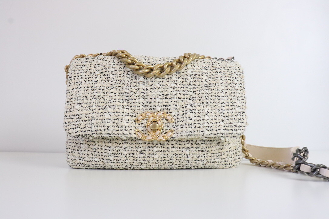 Chanel 19 Small, Beige Tweed, New in Dustbag WA001