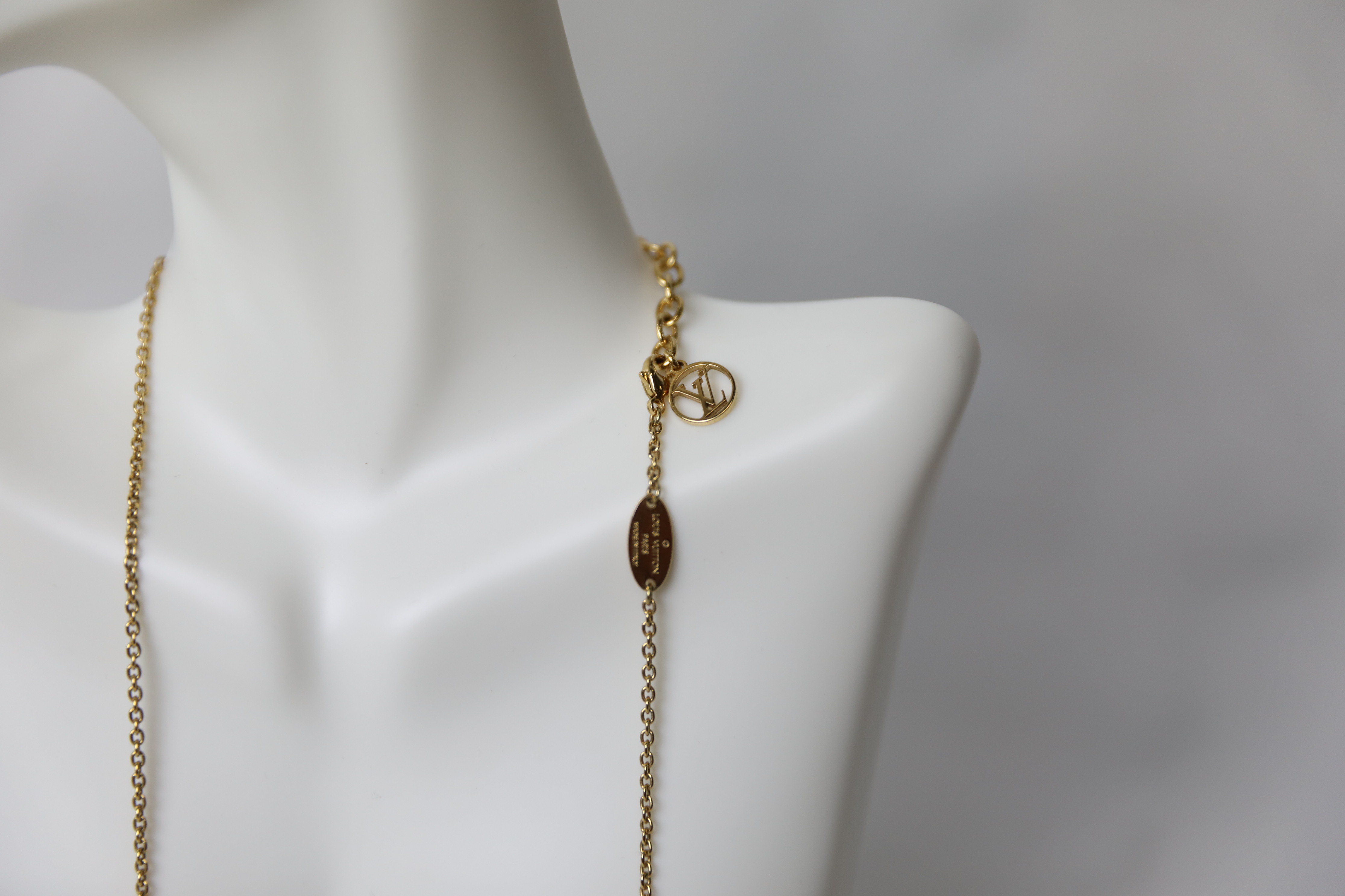 Louis Vuitton Essential V Necklace – EYE LUXURY CONCIERGE