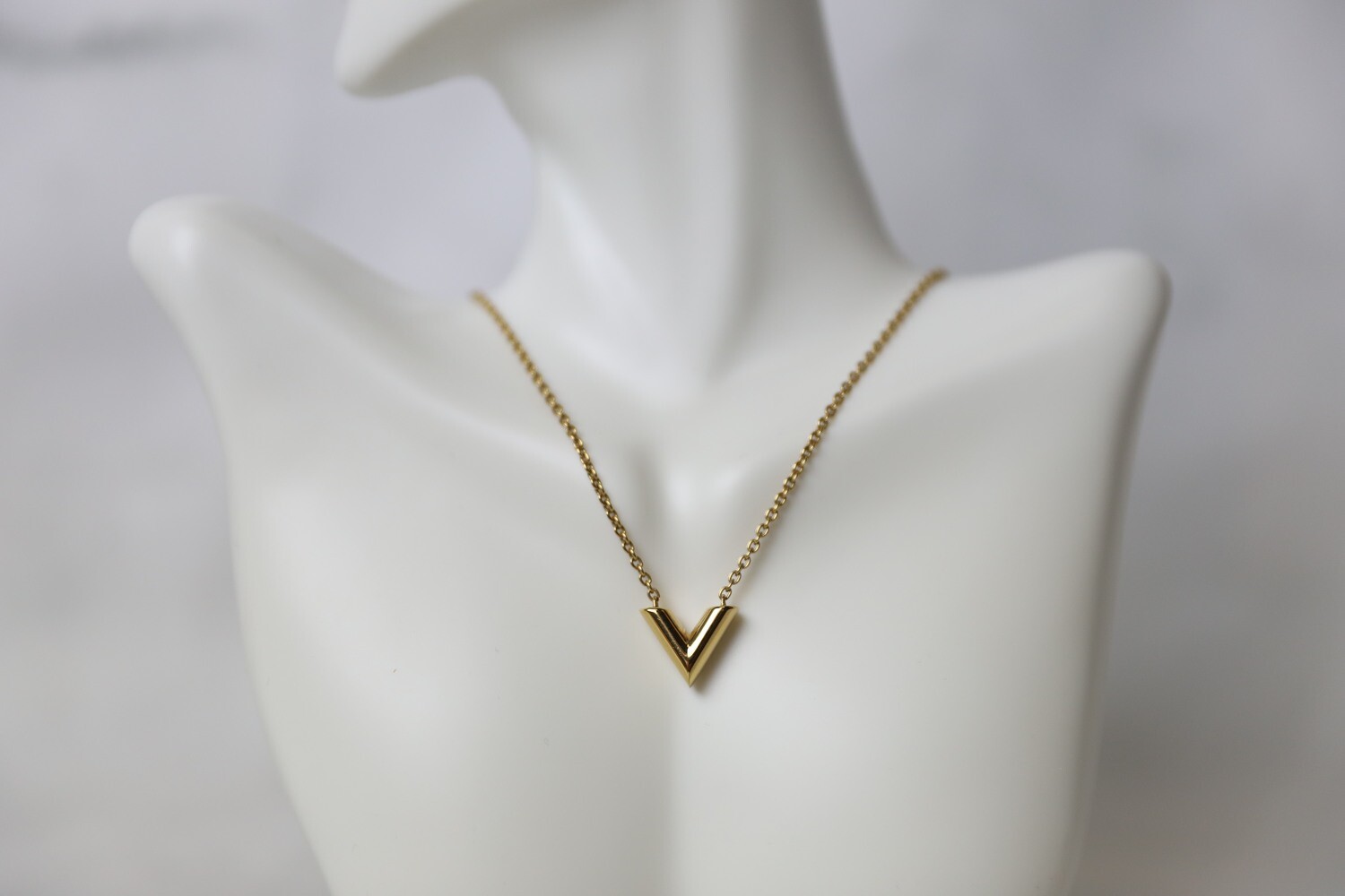 Louis Vuitton Necklace Women M61083 Essential V Gold LV Logo W/Box, Storage  Bag