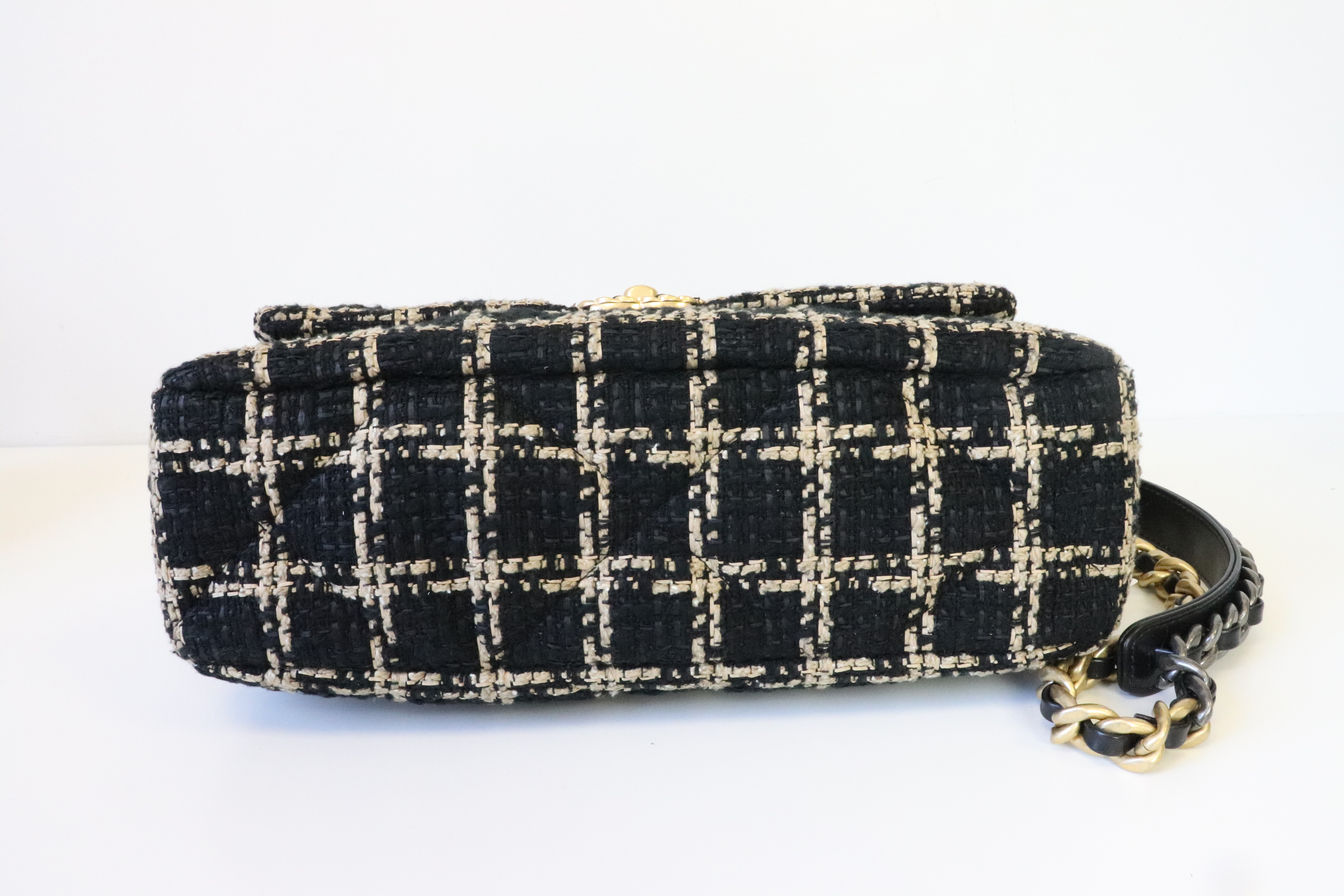 Chanel 19 tweed handbag Chanel Black in Tweed - 29660368