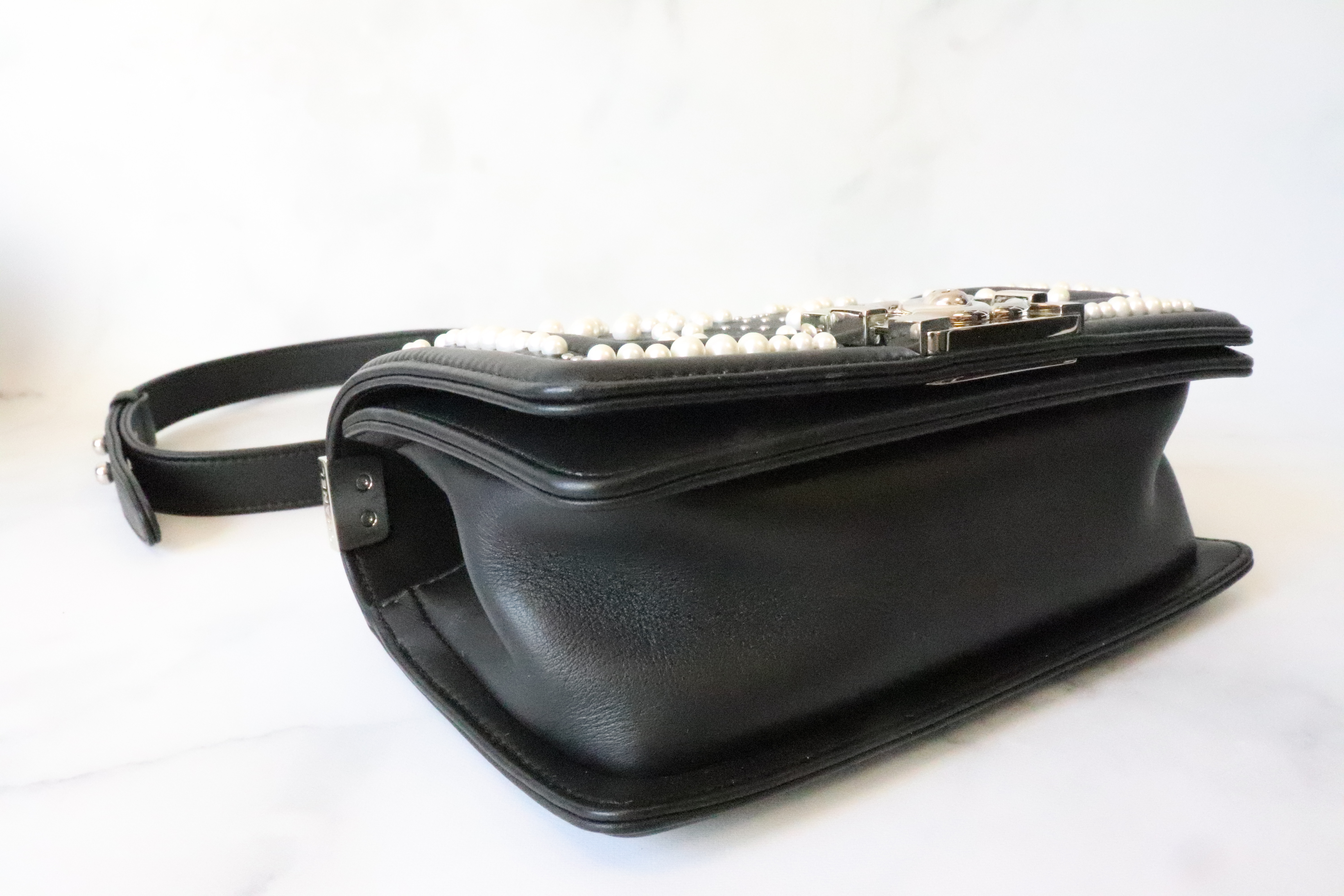CHANEL Boy ecru leather small handbag – Loop Generation