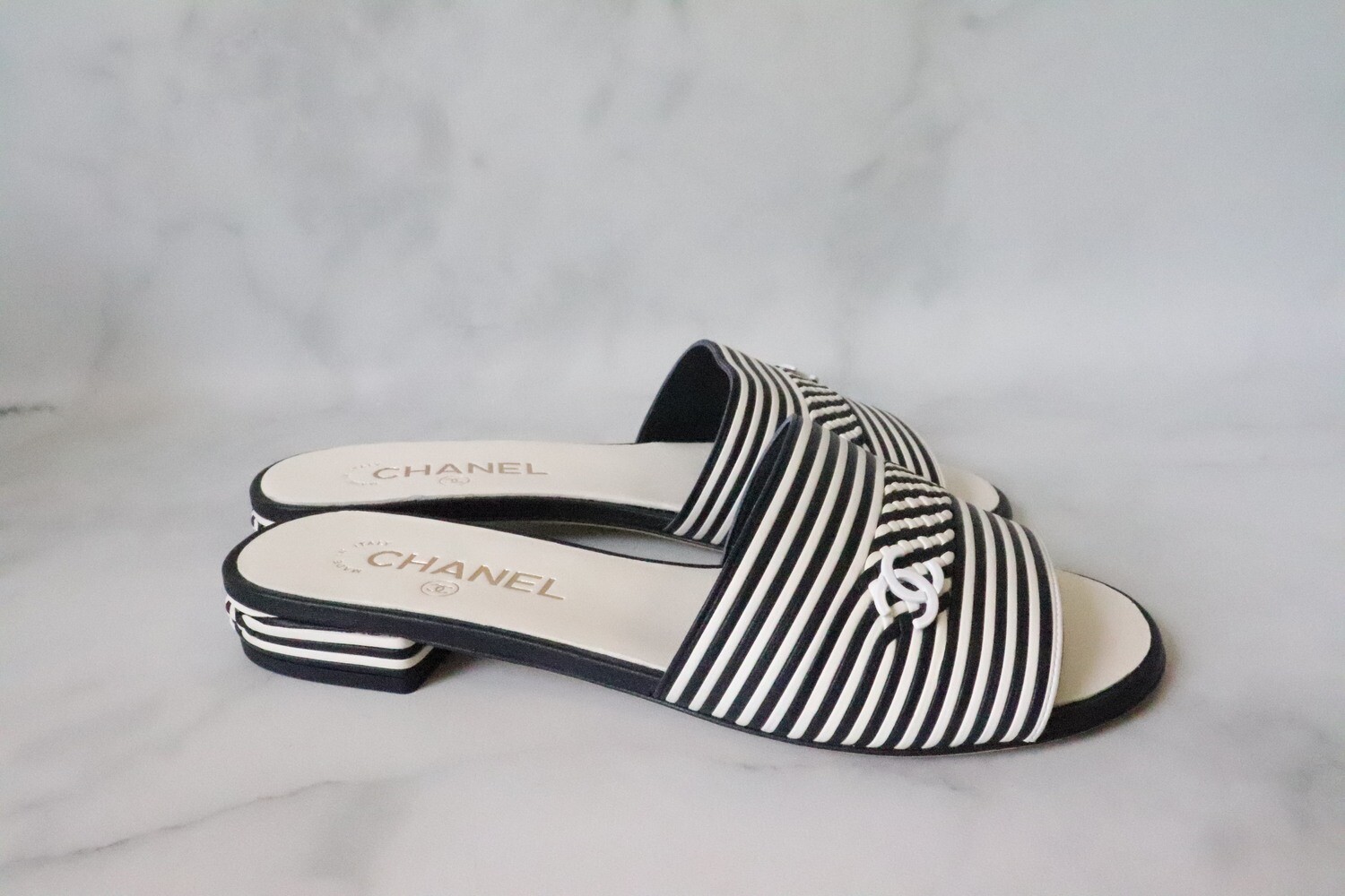 Chanel Shoes 20P Slides Mules Navy/White, New in Box