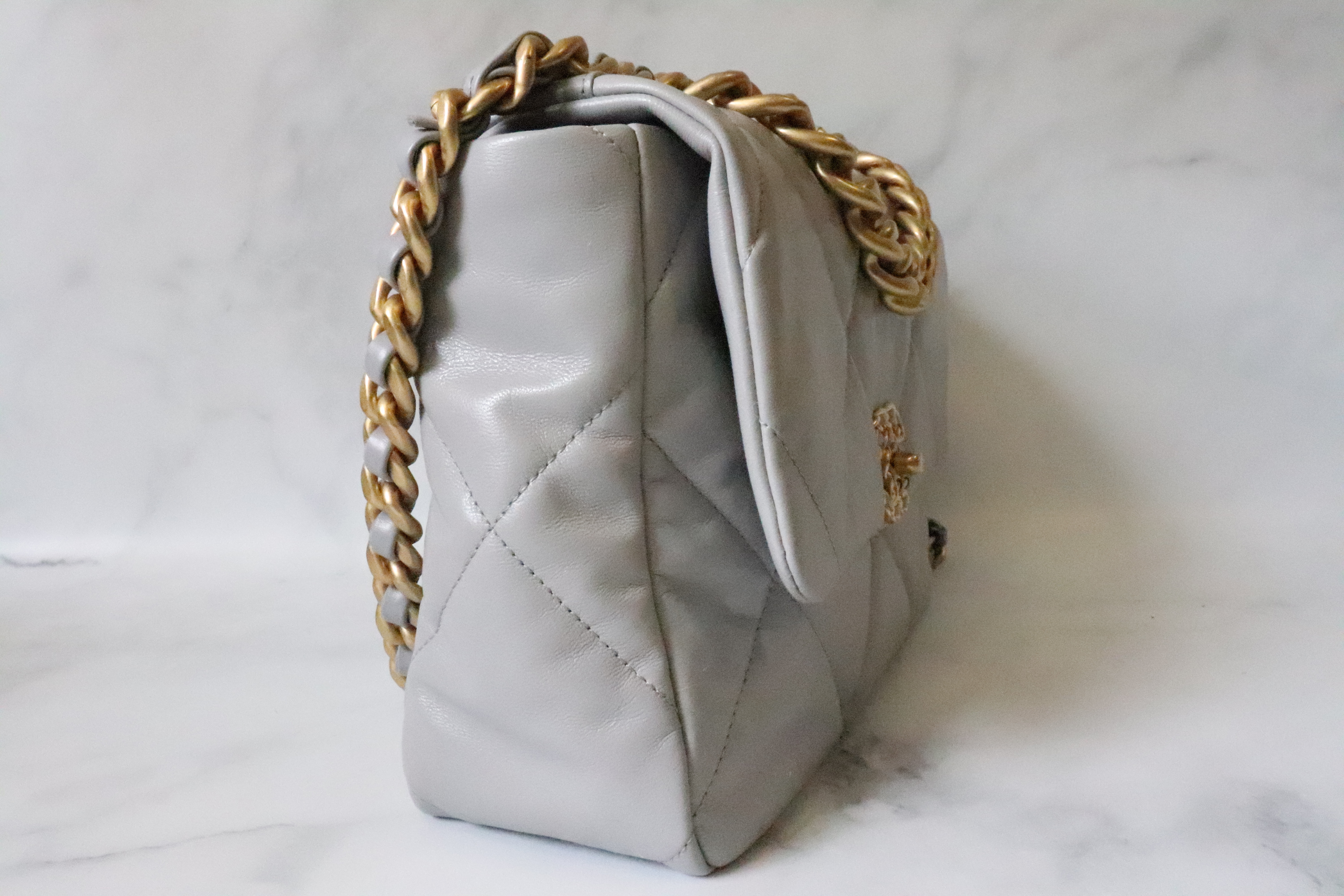 Chanel 19 Large, Grey Leather, Preowned in Dustbag WA001 - Julia