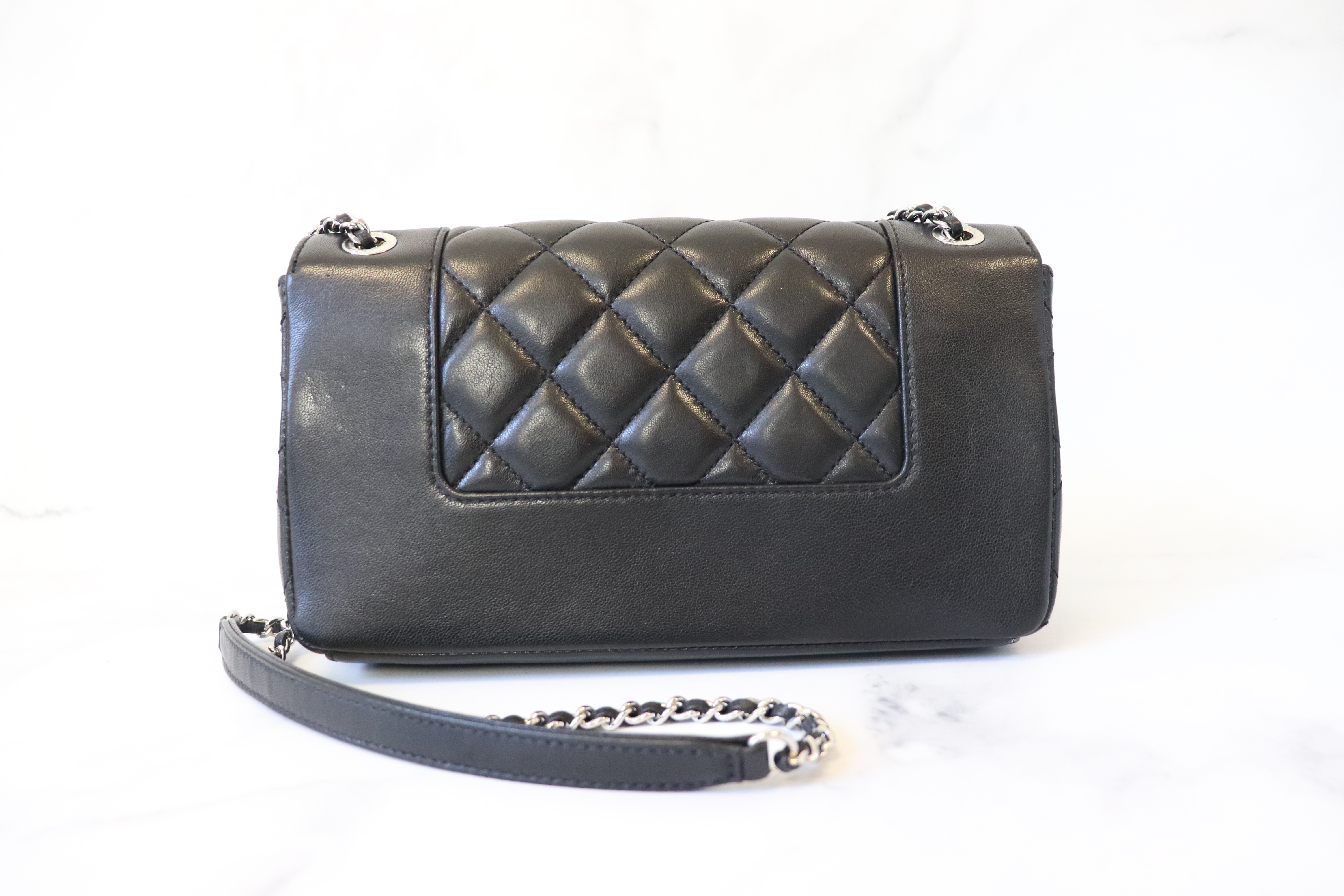 Leather handbag Chanel Grey in Leather - 38884270