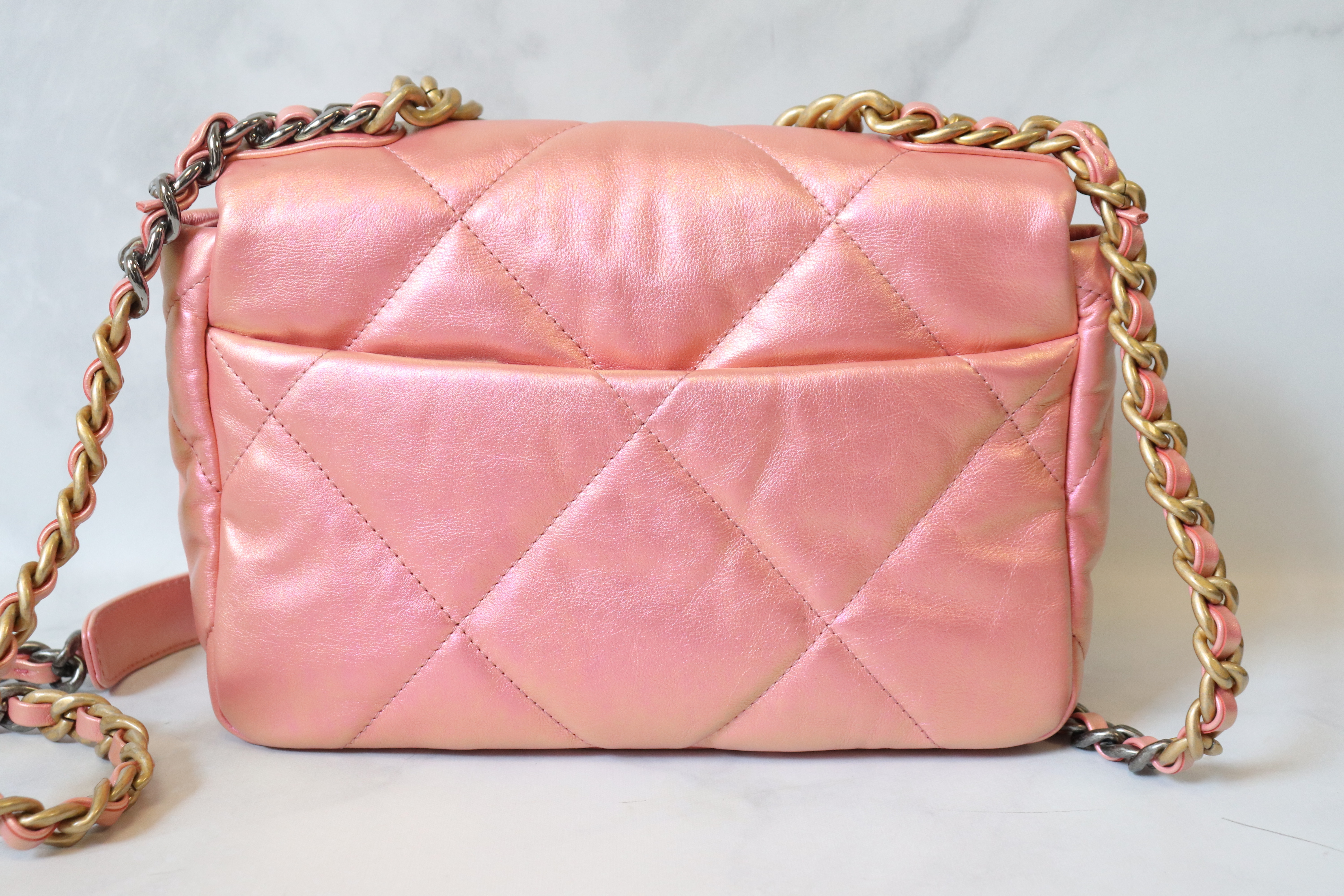 Chanel 19 leather handbag Chanel Pink in Leather - 36894698