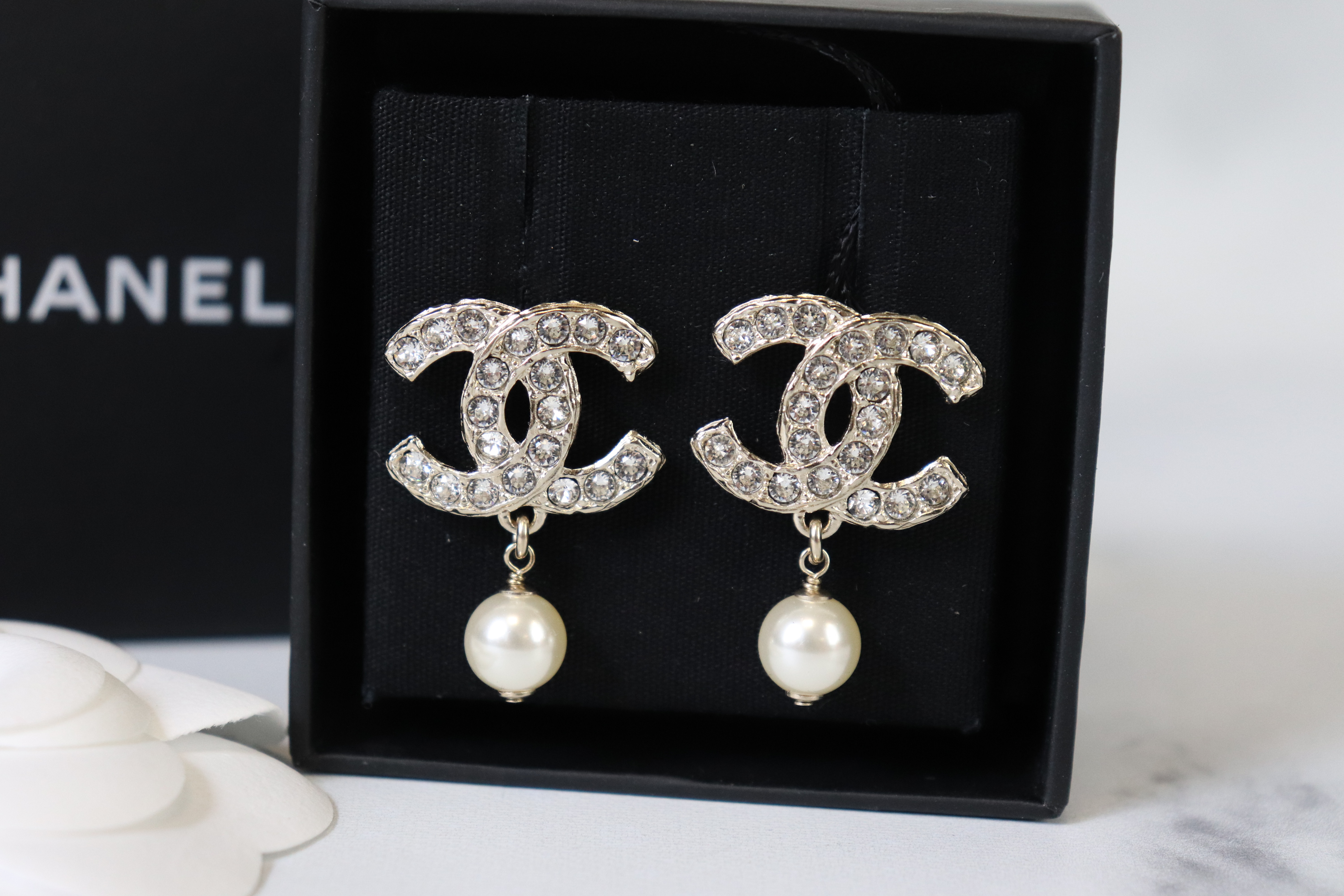 chanel stud pearl earrings