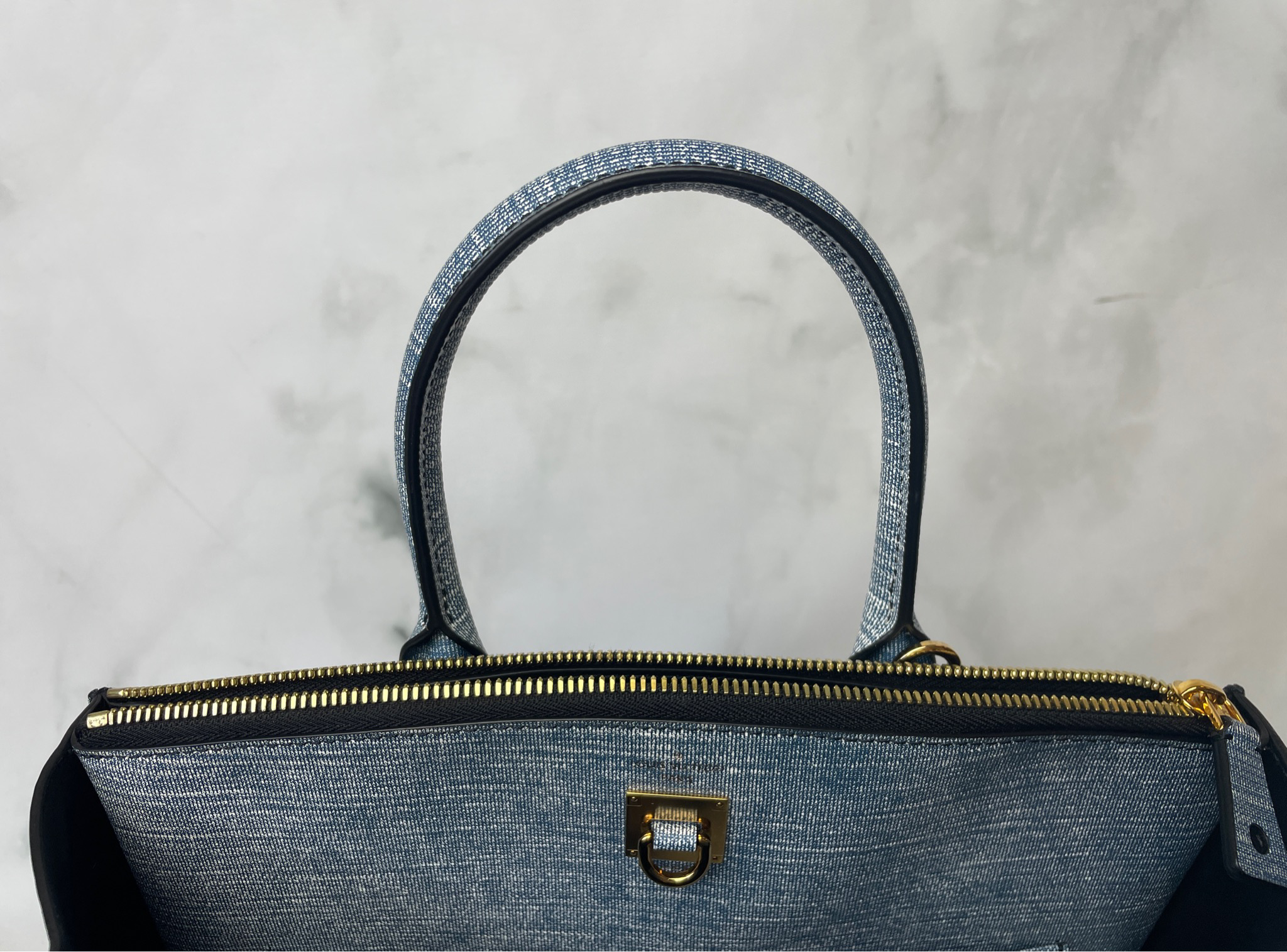 Louis Vuitton Denim EPI Leather City Steamer MM Bag – Caroline's Fashion  Luxuries