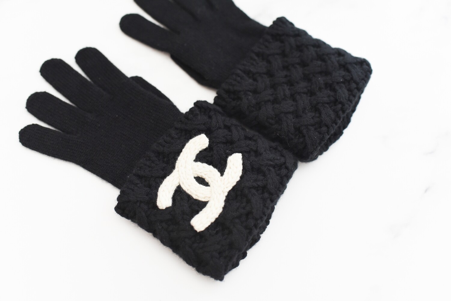 Chanel 100% Cashmere Gloves, Black and White, New without Box GA001