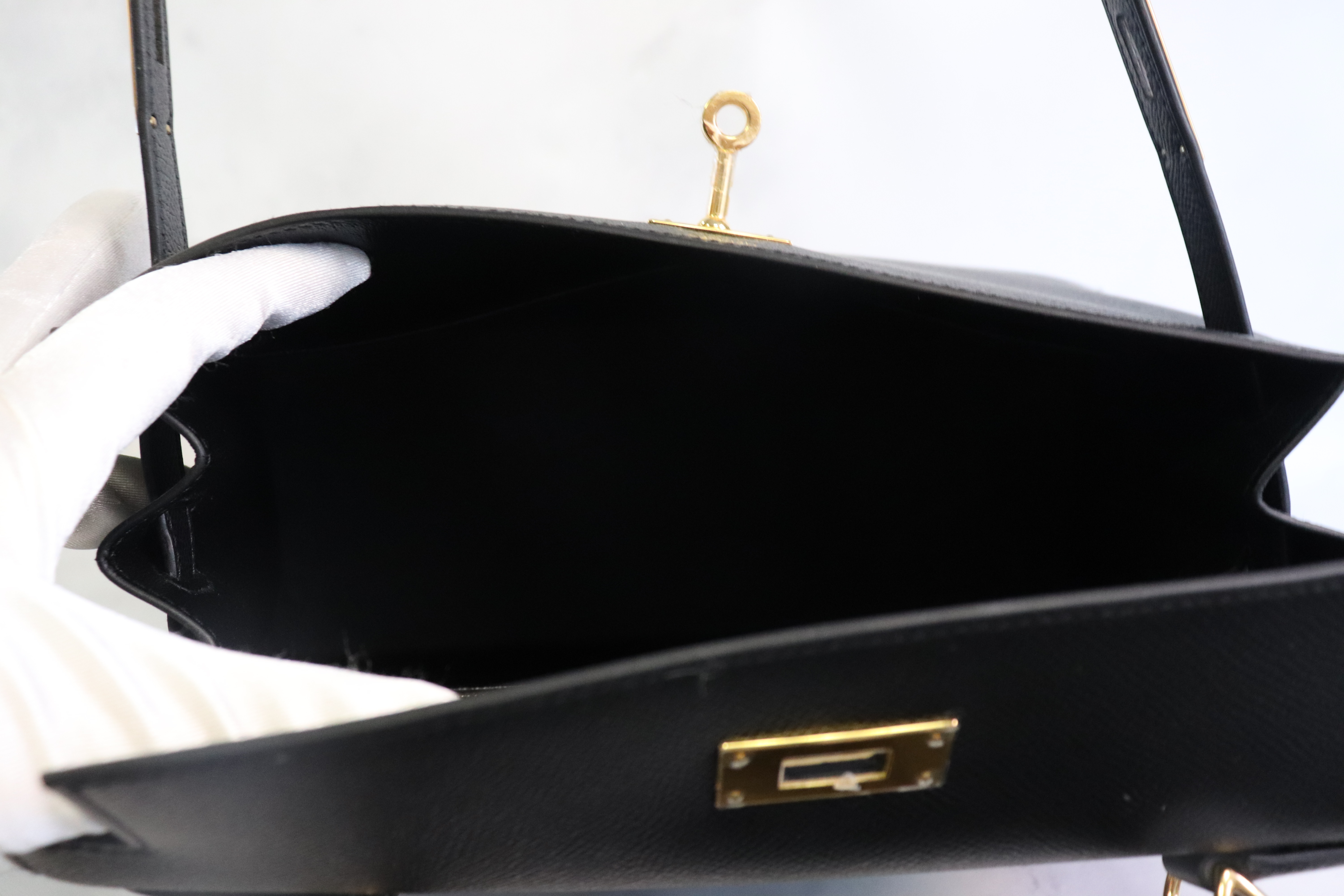 Hermès Kelly 28 Sellier Beton Ostrich with Gold Hardware - 2021, Z
