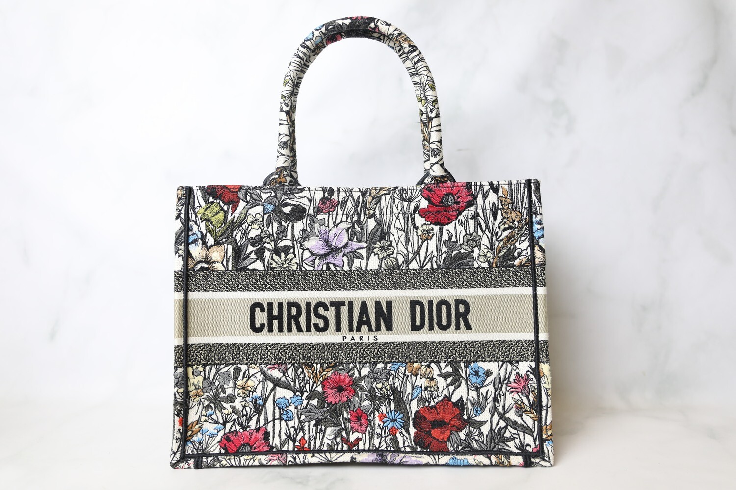 The Dior Book Tote macrocannage - News and Events - News & Défilés