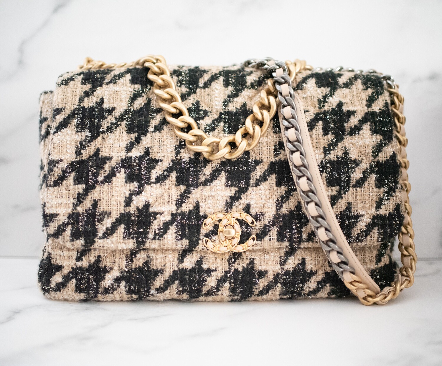 Chanel 19 Maxi, Beige and Black Houndstooth Tweed, Preowned in Dustbag GA001