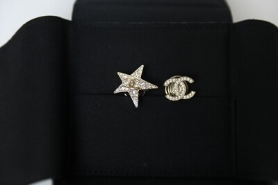 Chanel Hair Clip Coils CC and Star, Gold Tone, New in Box GA003
