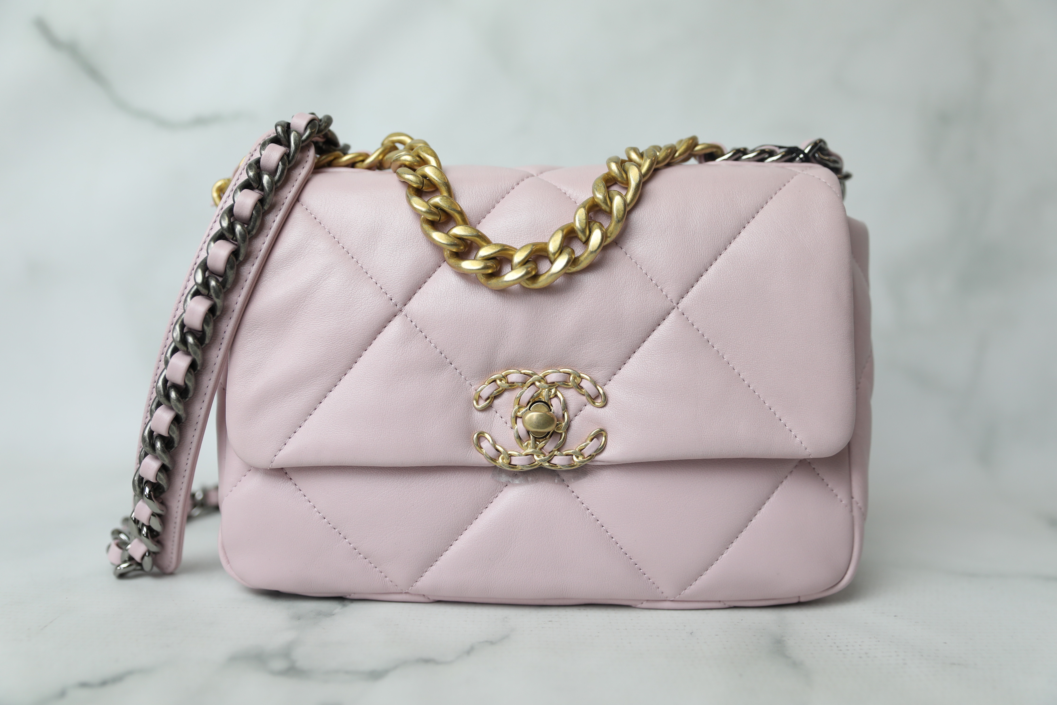 Chanel 19 leather handbag Chanel Pink in Leather - 16961768