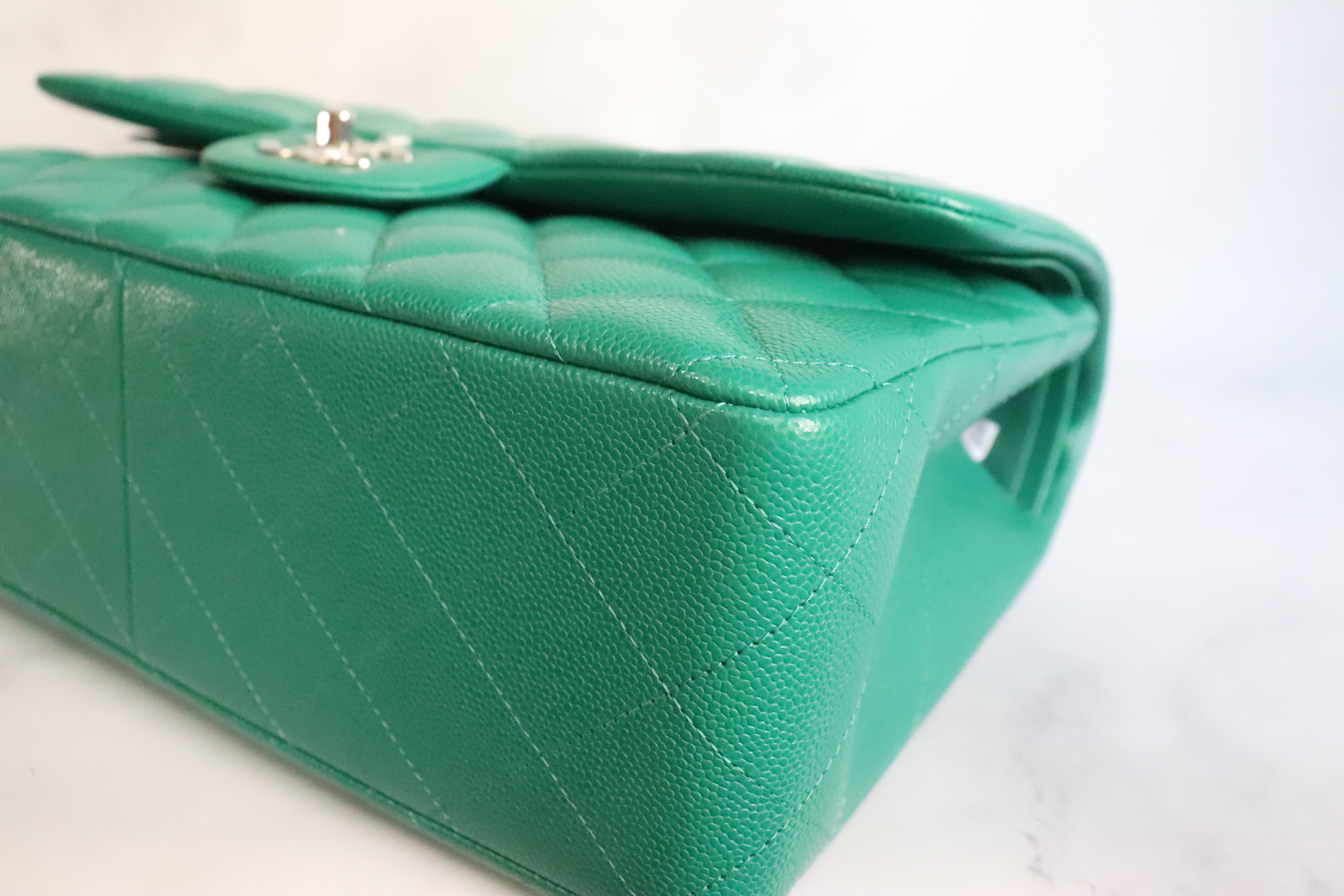 Pre-owned Chanel Jumbo Classic Double Flap Bag Emerald Green Caviar Li –  Madison Avenue Couture
