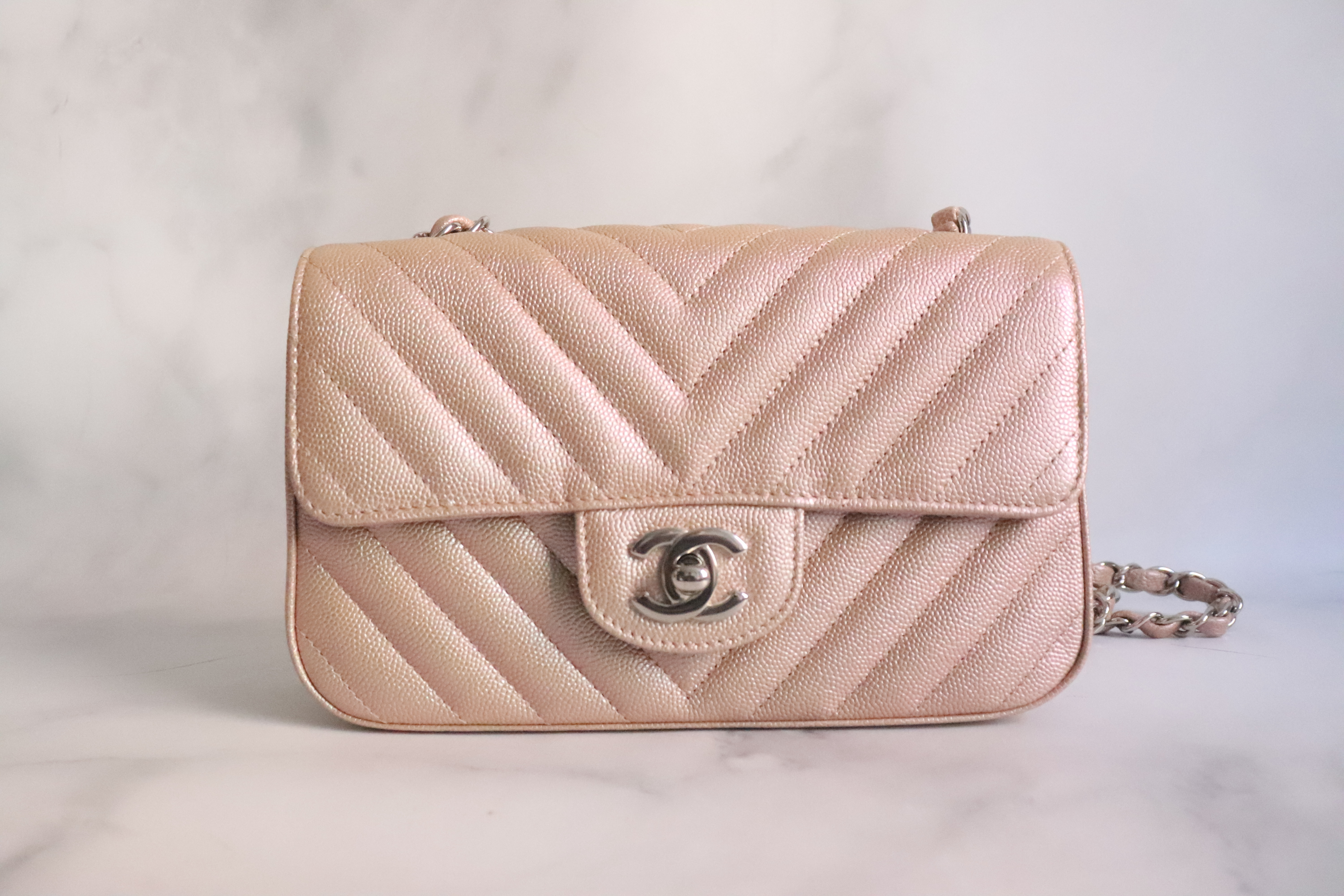 Chanel 17B Rose Gold Caviar Chevron Large O Case – Jemeryluxury