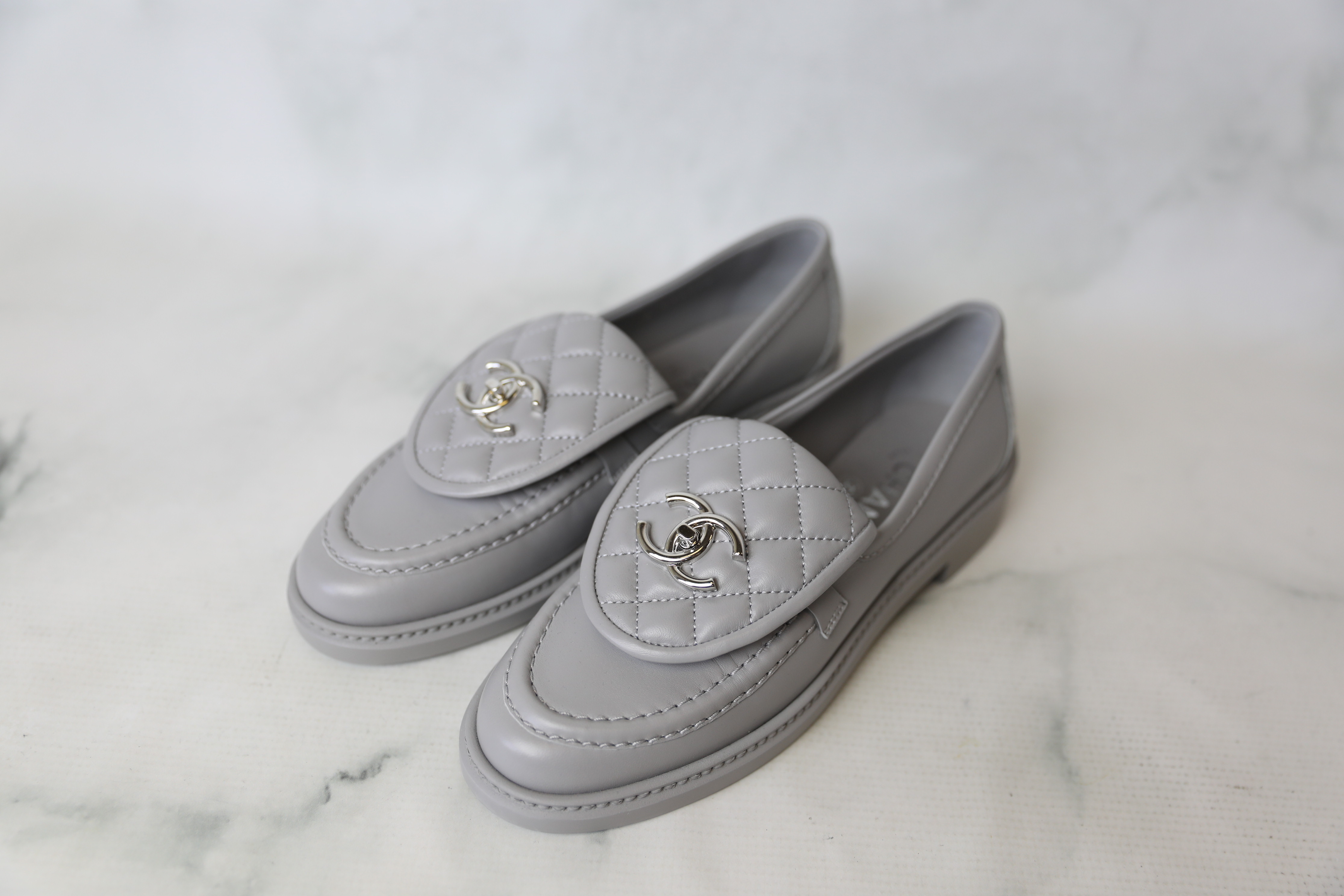 Vintage CHANEL CC TURNLOCK Logo Beige Patent Leather Loafers Flats