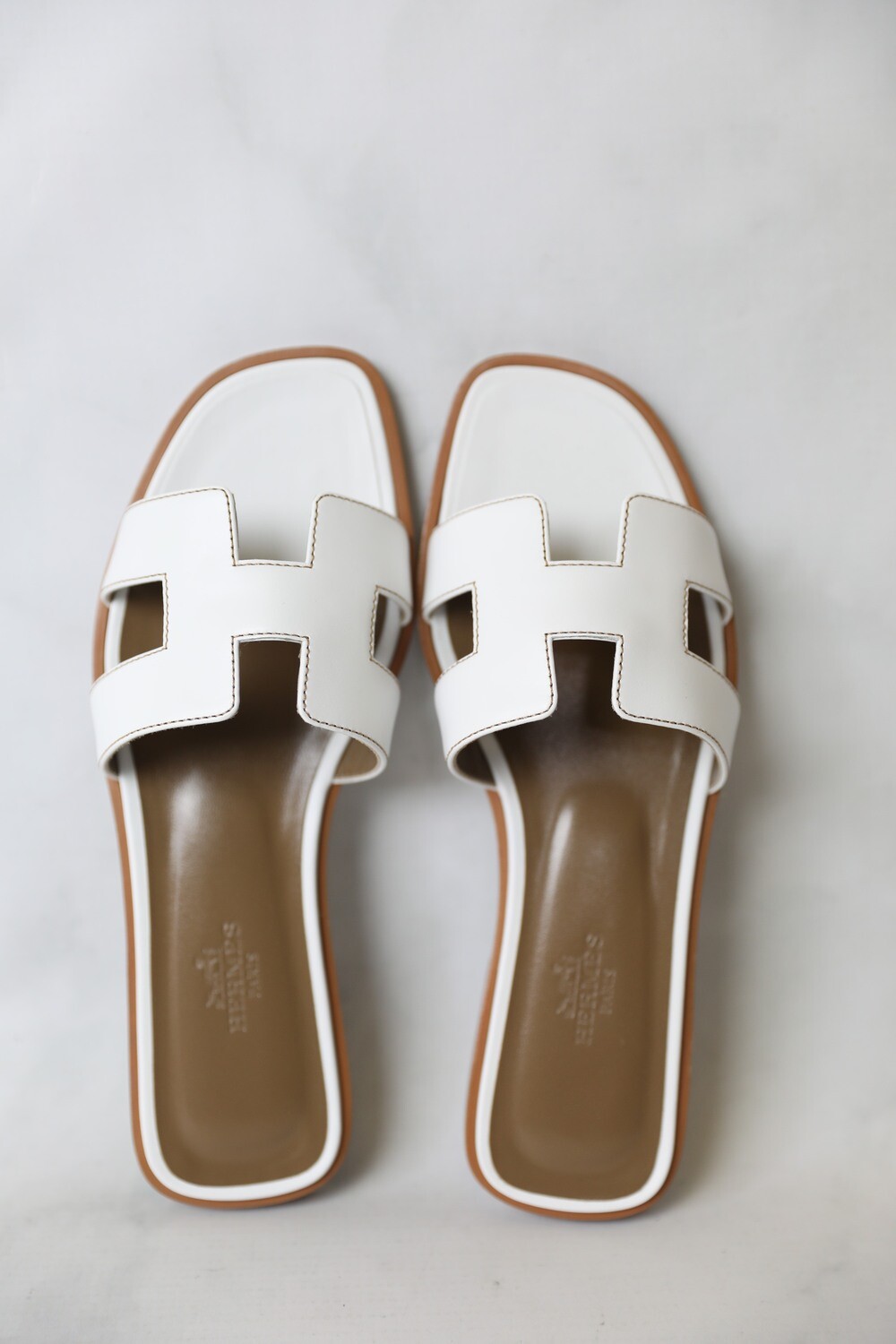 En effektiv underviser Mellemøsten Hermes Shoes Oran Sandals, White, Size 36, New in Box WA001