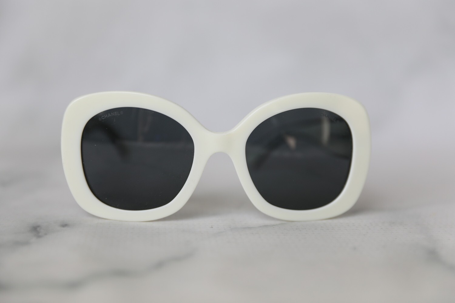 Chanel Sunglasses, White Round Frame, Preowned in Case WA001