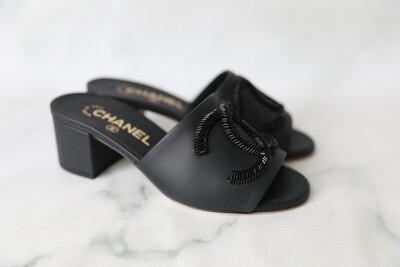 靴 CHANEL Canvas black heel sandls Chanel Slingback Heels Logo Printed Canvas Black & White