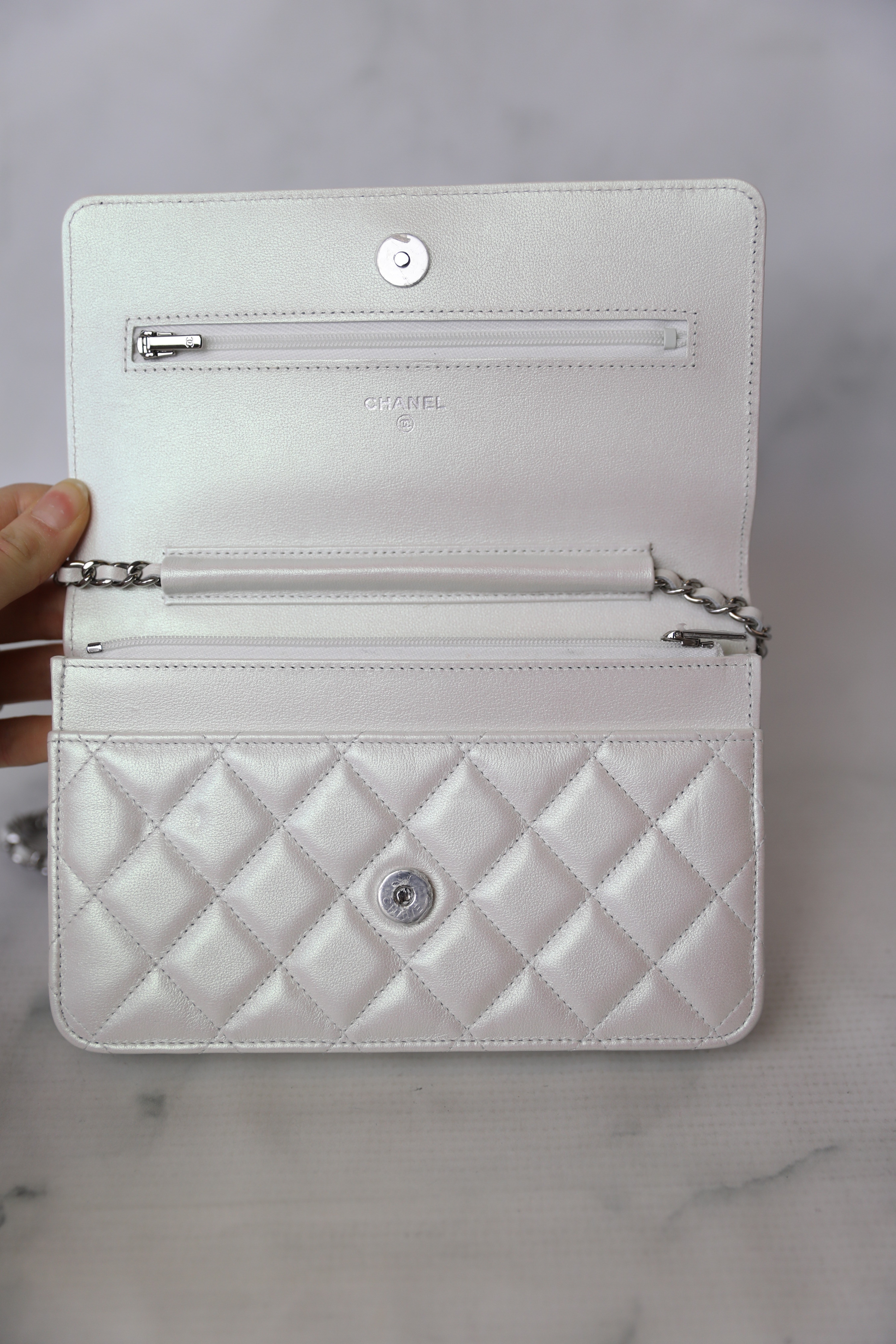 Wallet On Chain Chanel Lipstick White Patent leather ref.516248 - Joli  Closet