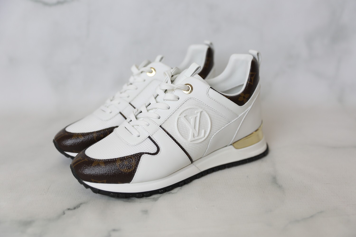 Louis Vuitton Run Away Sneaker White. Size 09.0
