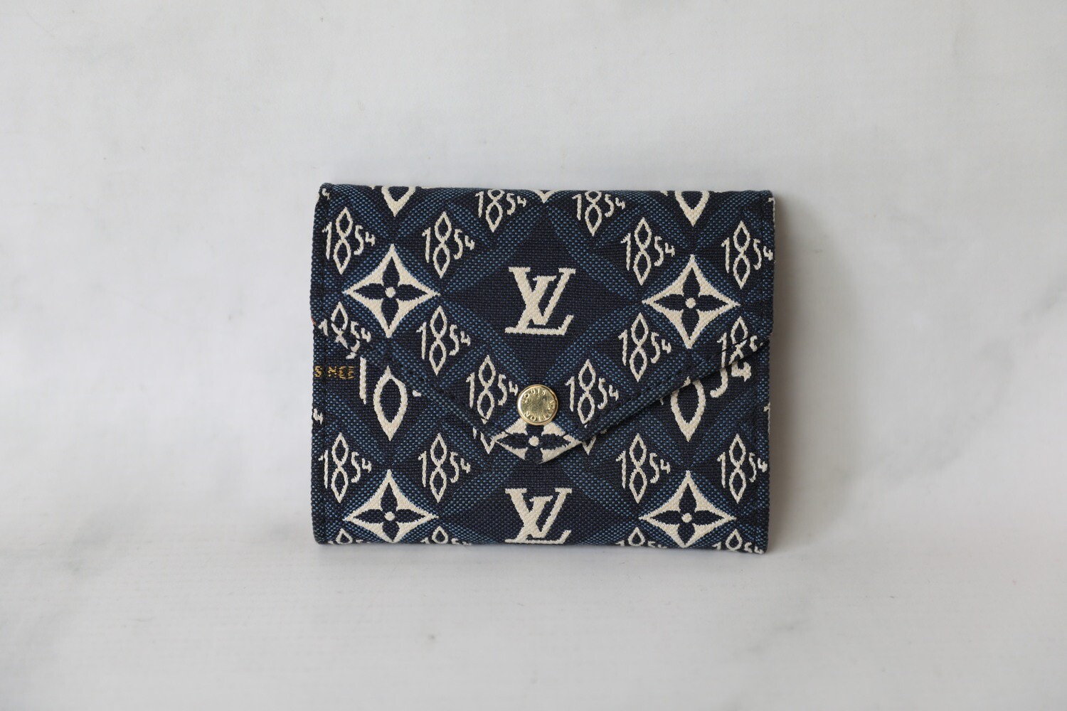 Louis Vuitton Essential V Necklace, Preowned in Box WA001 - Julia Rose  Boston