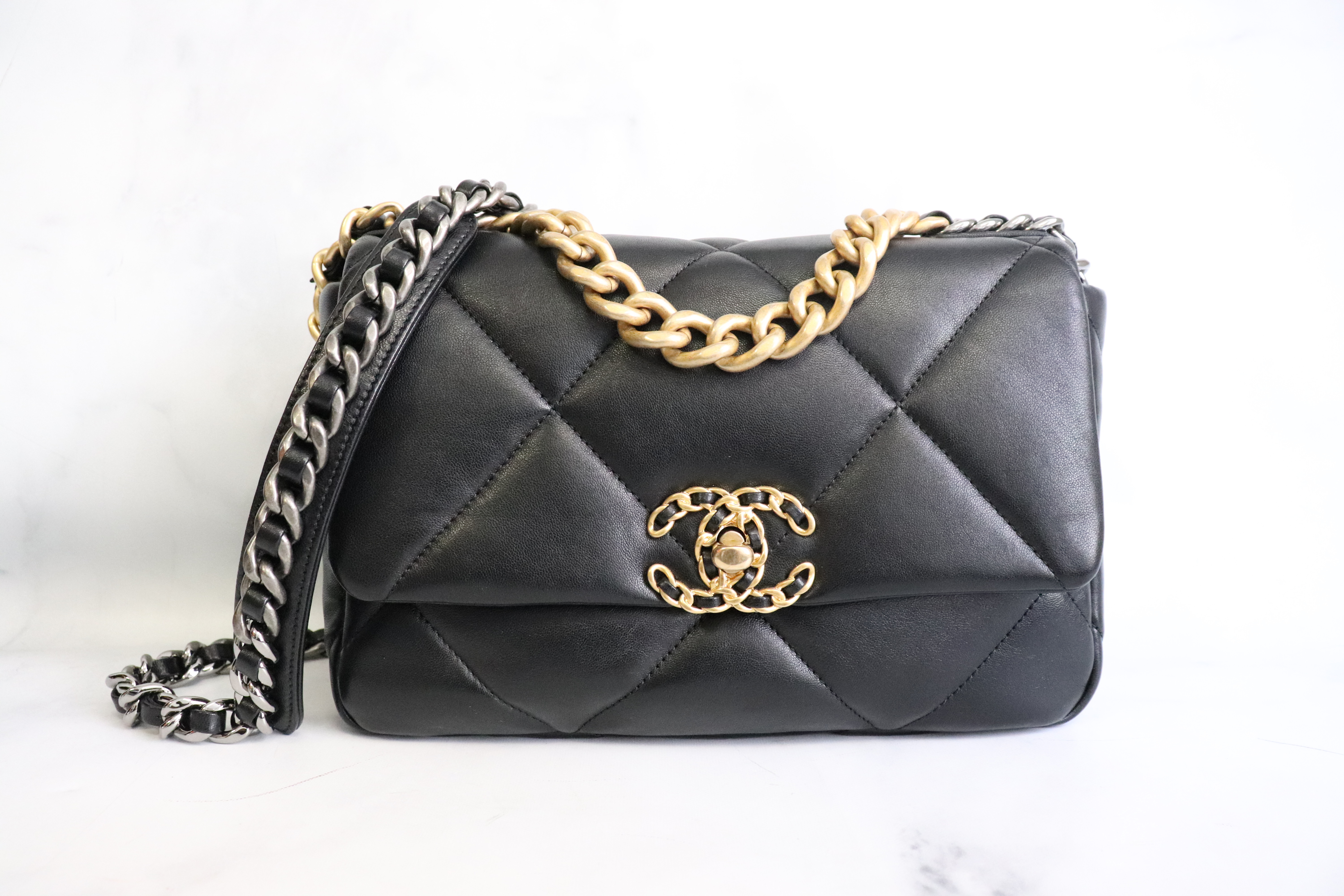 Chanel Brown Small 19 O Case Clutch Bag Beige Leather Goatskin ref.737593 -  Joli Closet