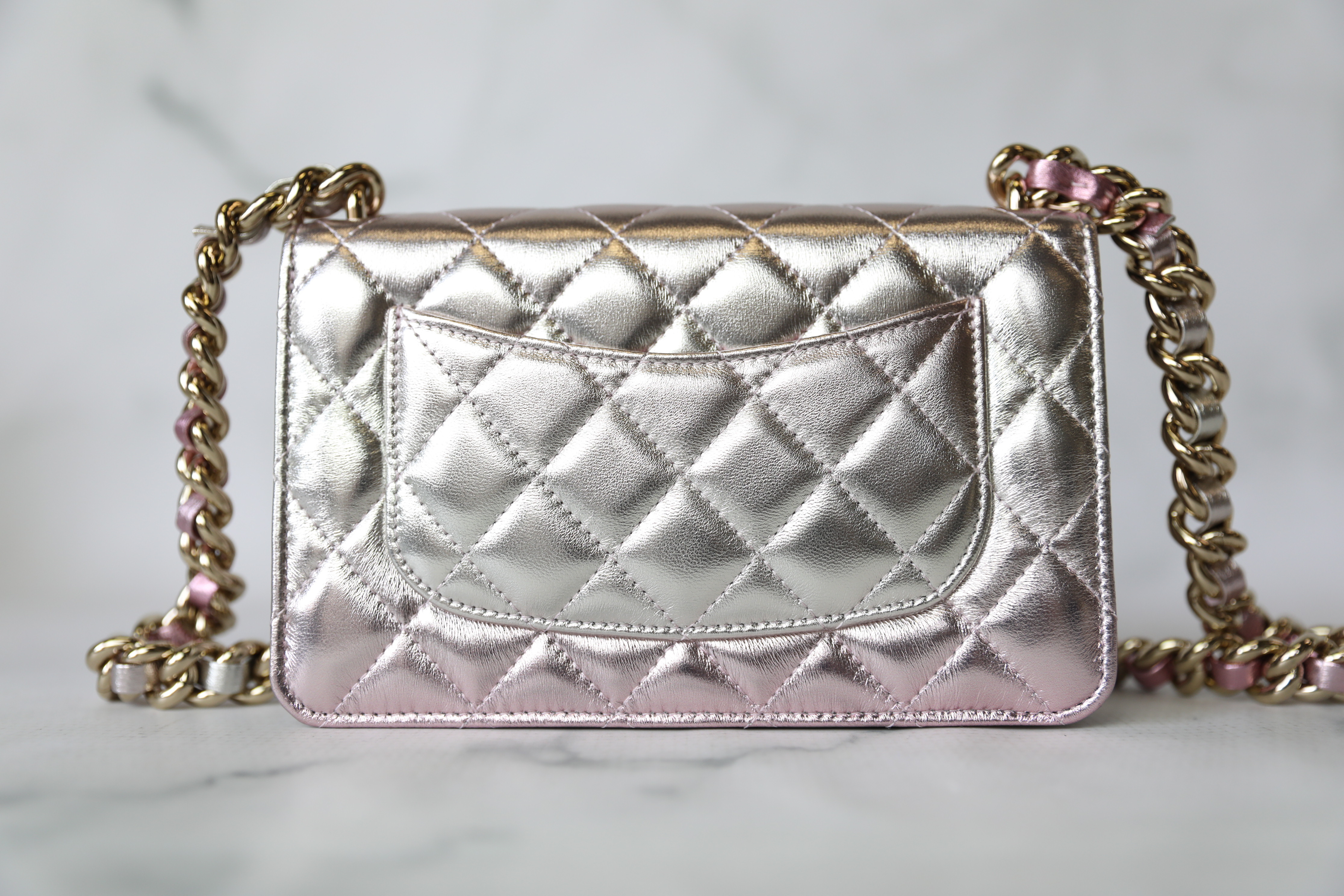 Wallet on chain - Shiny grained calfskin, strass & gold-tone metal, white —  Fashion