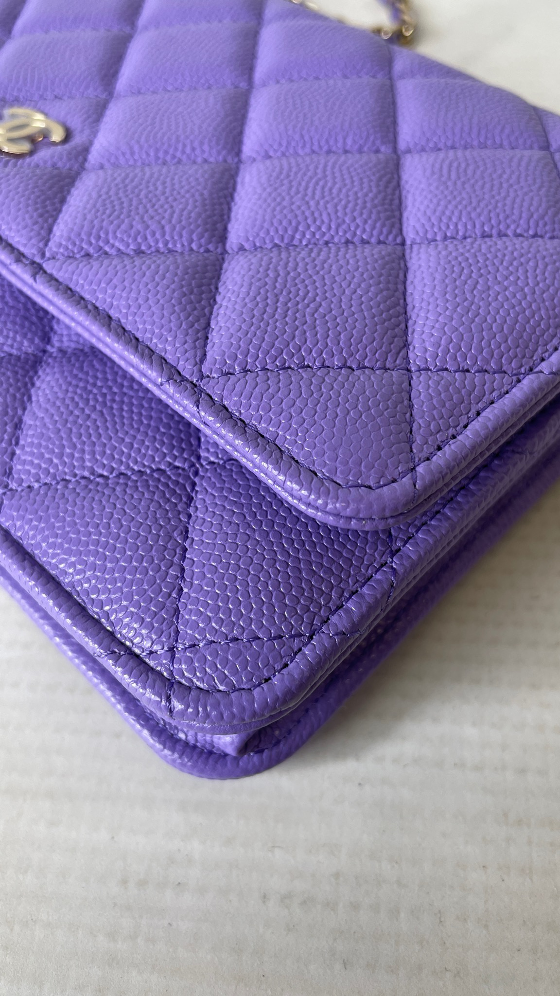 Wallet on chain - Lambskin & gold-tone metal, dark purple — Fashion
