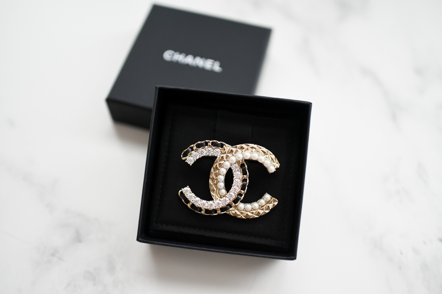 Chanel 2019 Faux Pearl & Resin CC Brooch - Black, Gold-Plated Pin, Brooches  - CHA968450