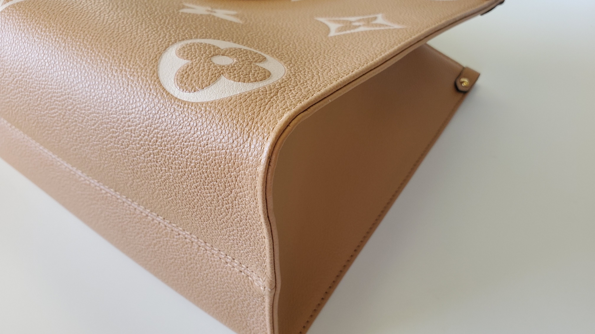 Louis Vuitton OnTheGo MM, Arizona Beige and White Empreinte Leather, New in  Dustbag WA001